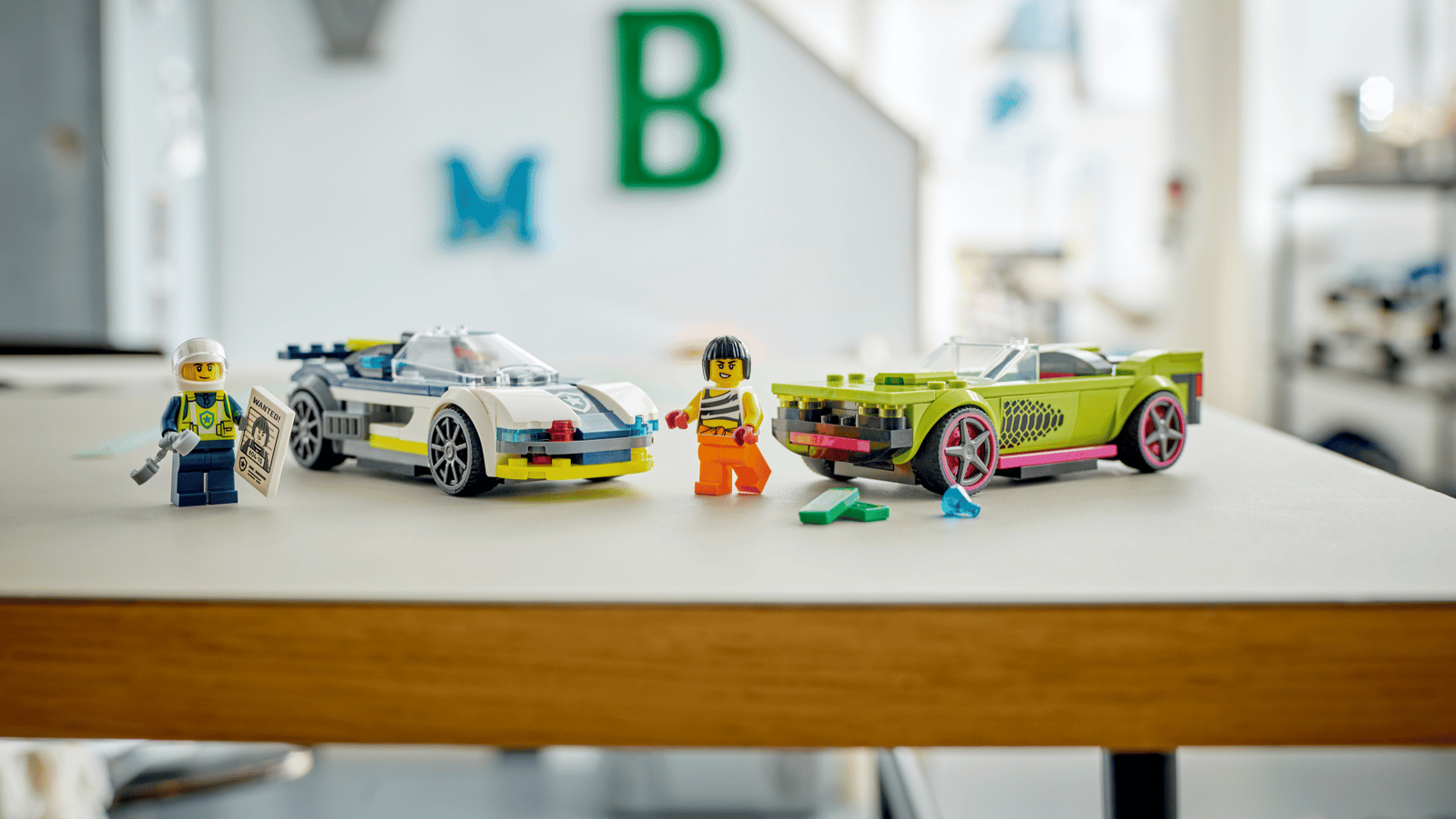 LEGO Police Car and Muscle Car Chase set with a white police sports car, a lime green muscle car and two minifigures on a tabletop