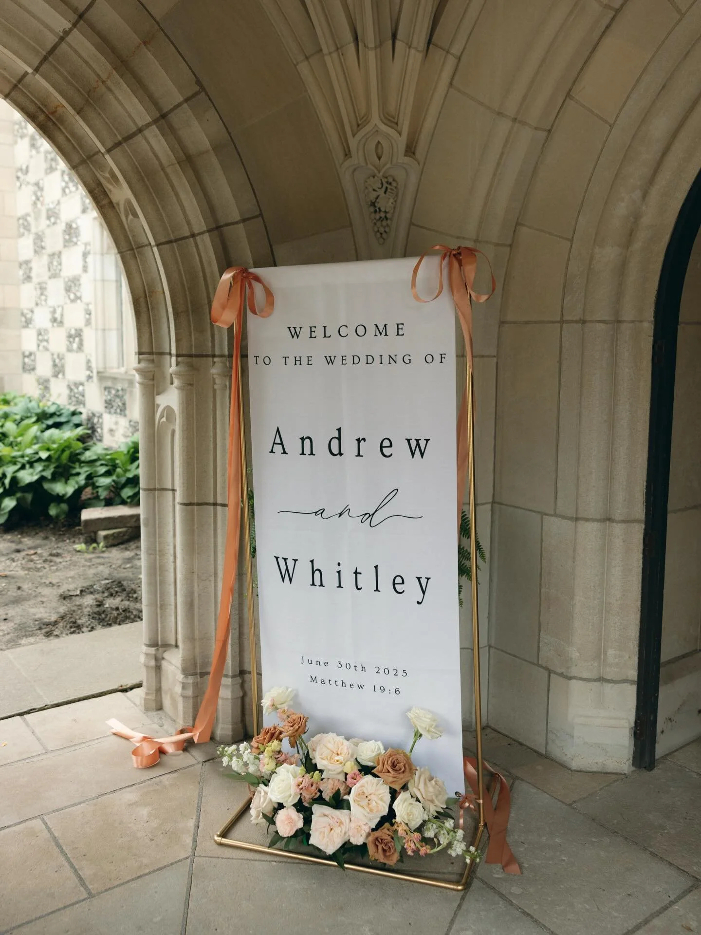 Walking into a dream from every angle&hellip;

From the full room reveal to the head table moments, every detail was designed to feel intentional, elevated, and unforgettable 💍 

Photos by @rebeccalillianphoto 
.
.
.
.
Iowa wedding / Iowa event rent