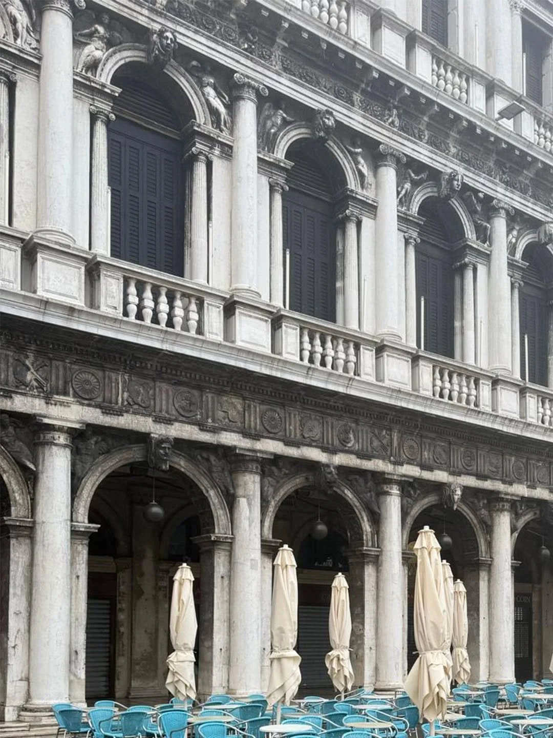 🤍 Some people collect souvenirs.

I like to collect light.

Linen in the sun. 
Marble statues in the morning.
Daylight peeking in windows.
Sparkling reflections of water or silvery sardines.
Even dimmed or dusty stone.

Our collection of whites.

#M