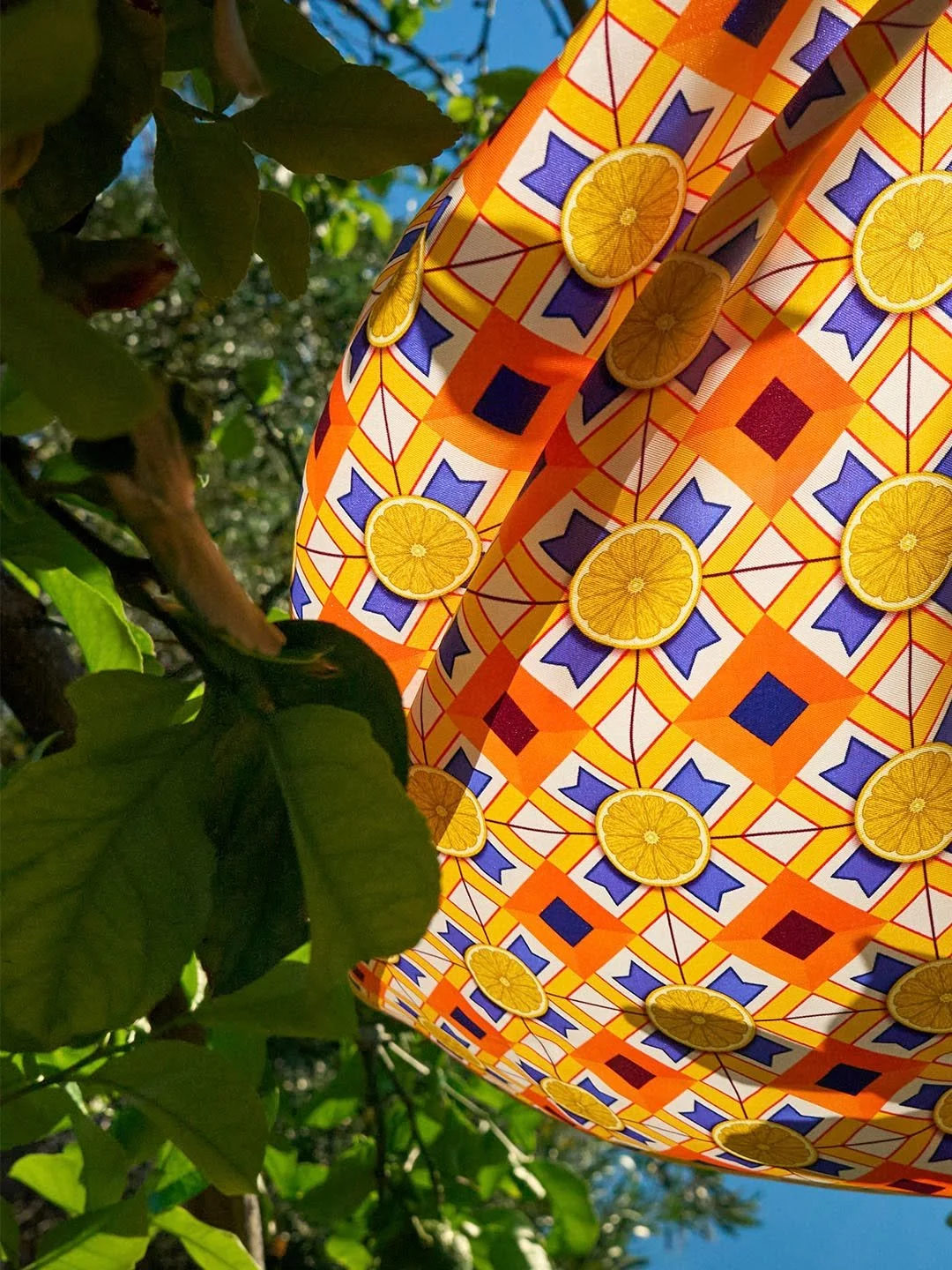 An Italian summer, in one perfect fruit. 🍋 Bright. Tart. Sun-warmed. Almost aggressively cheerful.
Lemons are everywhere in Italy when the weather turns hot, spilling out of gardens, stacked at markets, squeezed over lunch, painted on ceramics, and 