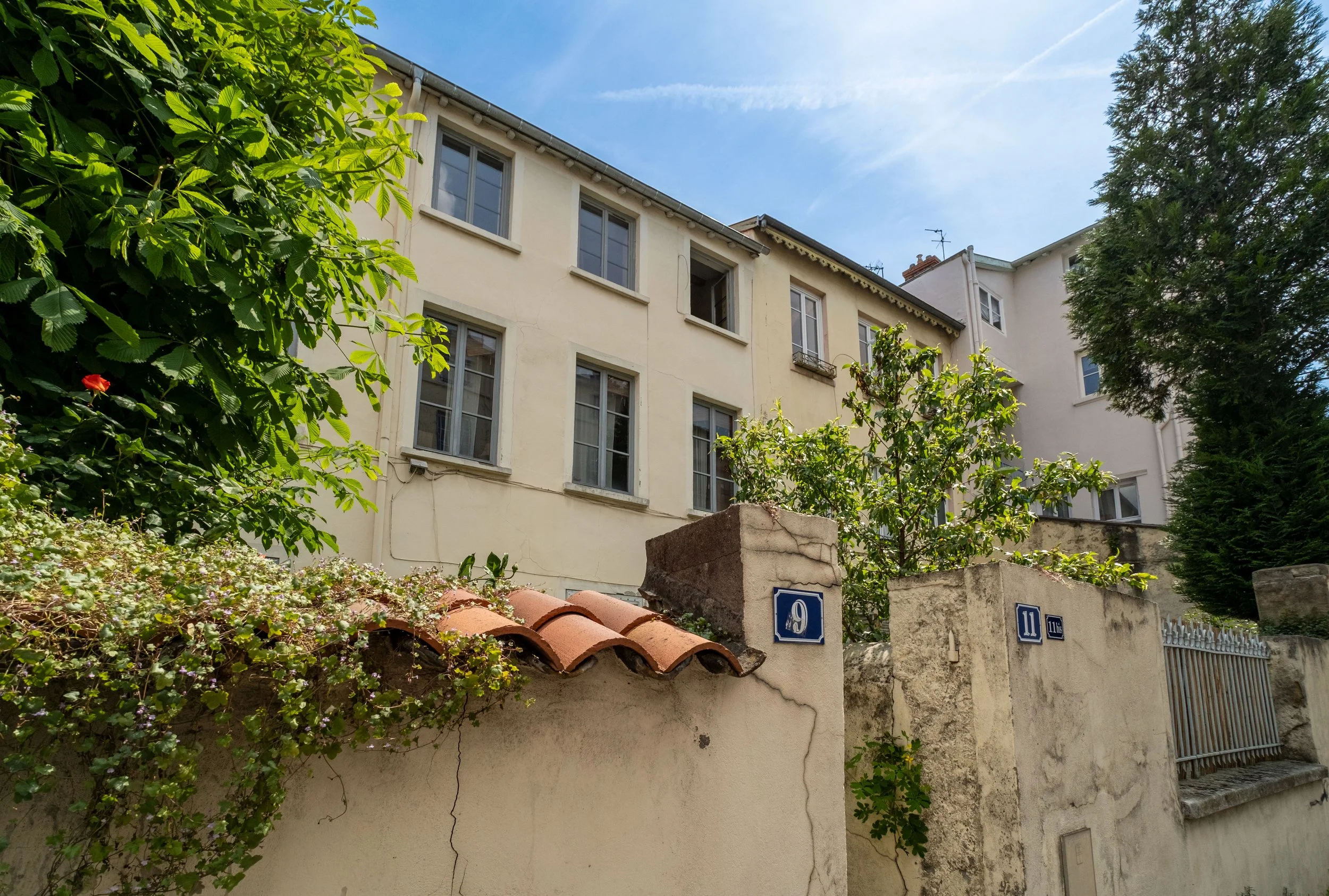 Façade-depuis-la-rue.jpg