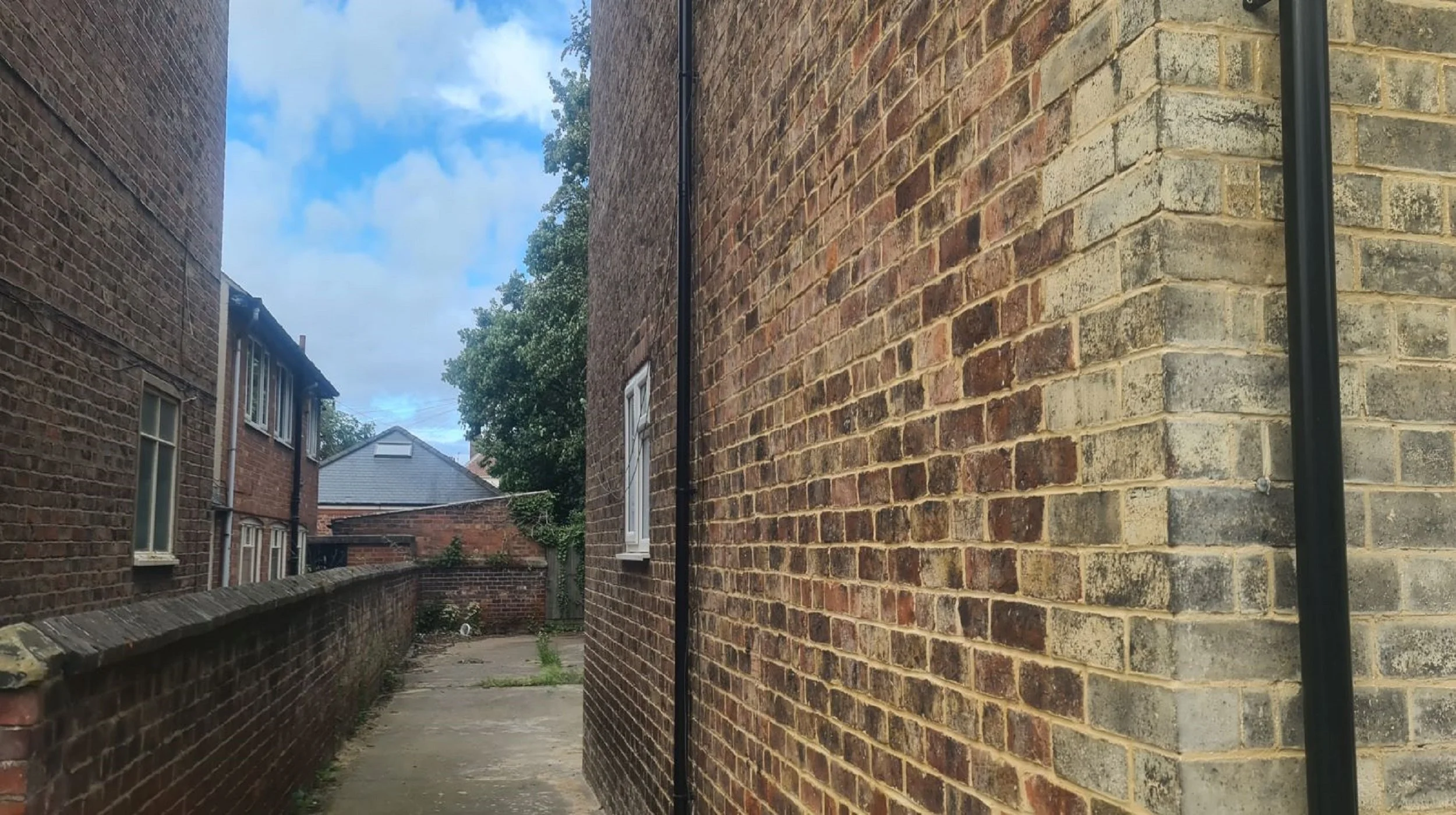 After carefully grinding out the existing old mortar from between the brick joints, this property in bridlington was re pointed using lime mortar by Abbeydale Builders in Bridllington