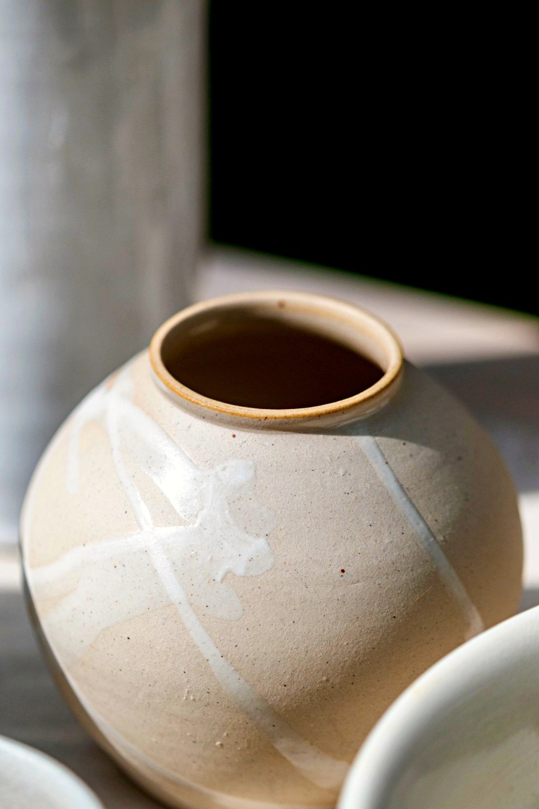 Handmade Raw & Satin ceramic vase in white stoneware.