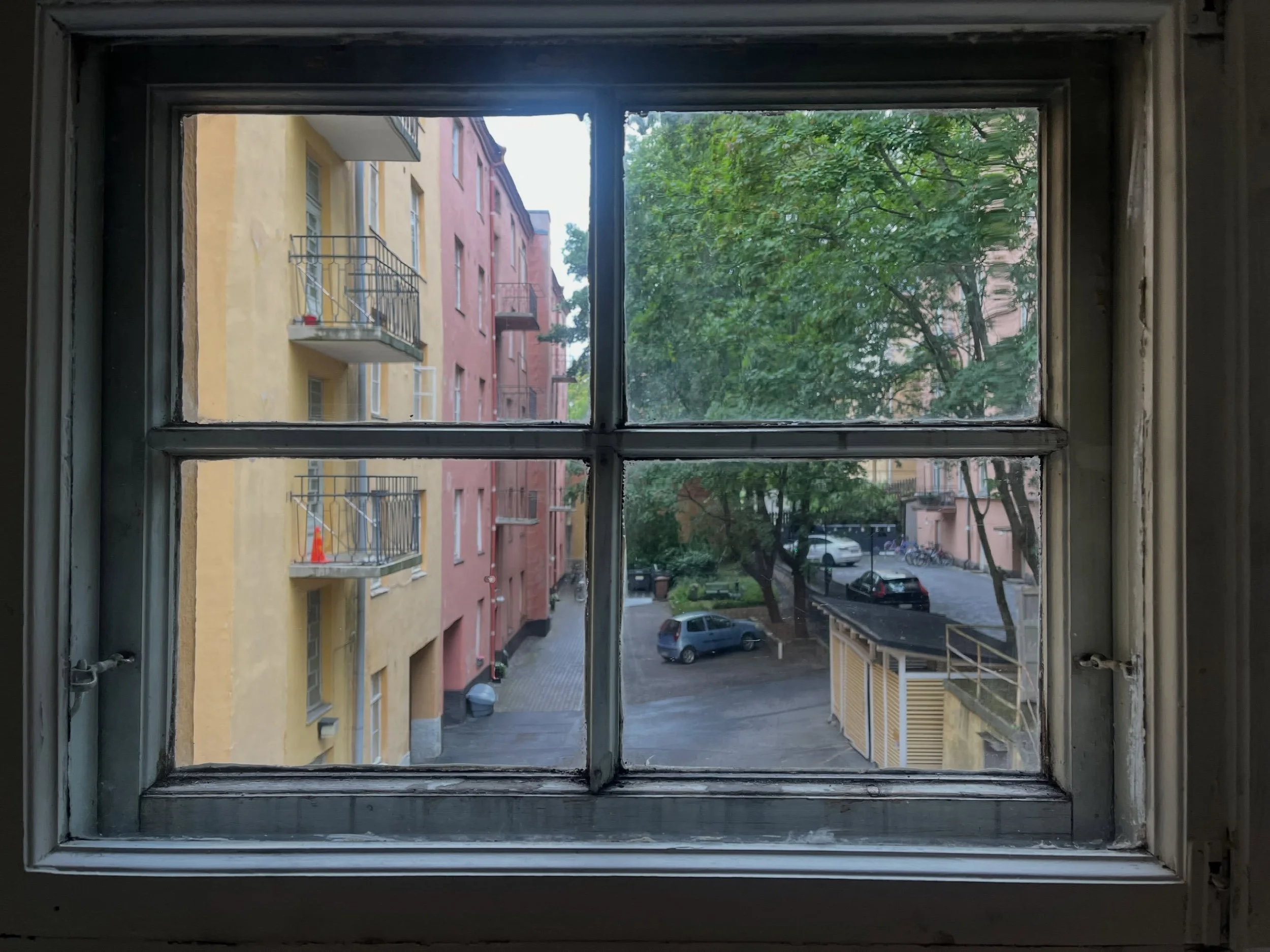 Lopputulos ja l&auml;ht&ouml;tilanne! Tyynen sunnuntai vier&auml;hti ikkunoita pestess&auml;. Palkitsevaa puuhaa, kun ero on n&auml;in huomattava 😁!