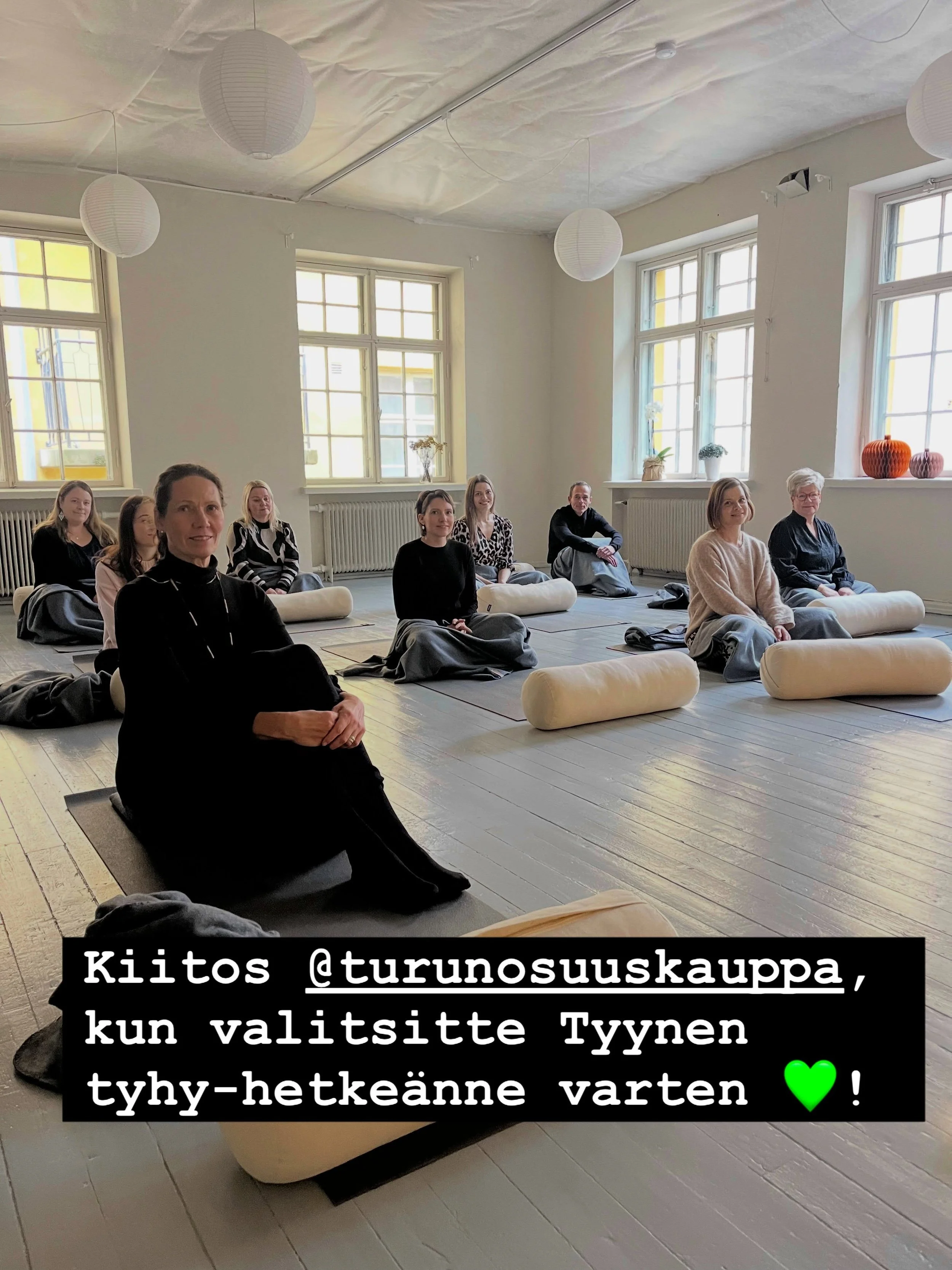 Perjantain rauhaa 🤍! 

T&auml;n&auml;&auml;n sain ohjata ryhm&auml;lle @turunosuuskauppa iltap&auml;iv&auml;n rentoutumishetken, kevyit&auml; hengitysharjoituksia ja &auml;&auml;nimaljojen sointia. 

Kiitos, kun tulitte Tyyneen tyyntym&auml;&auml;n!