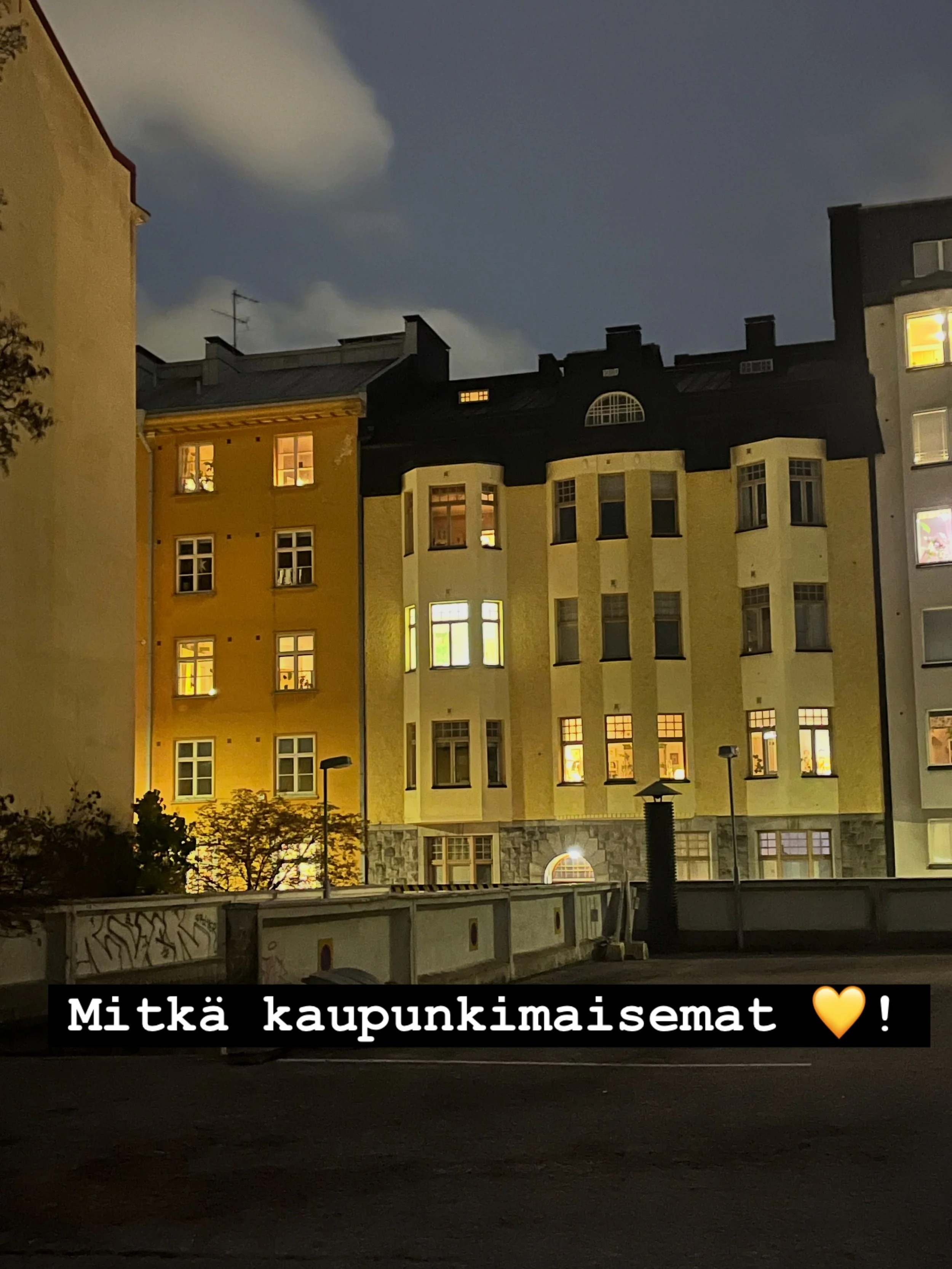 Autoilijan n&auml;kym&auml;t 💛! 

Turun Autopihalle parkkeeraaja p&auml;&auml;see ihailemaan n&auml;in kauniita kaupunkimaisemia Tyyneen tullessaan 💛! 

#jooga #palautuminen #parkki #turku #studiotyyne
