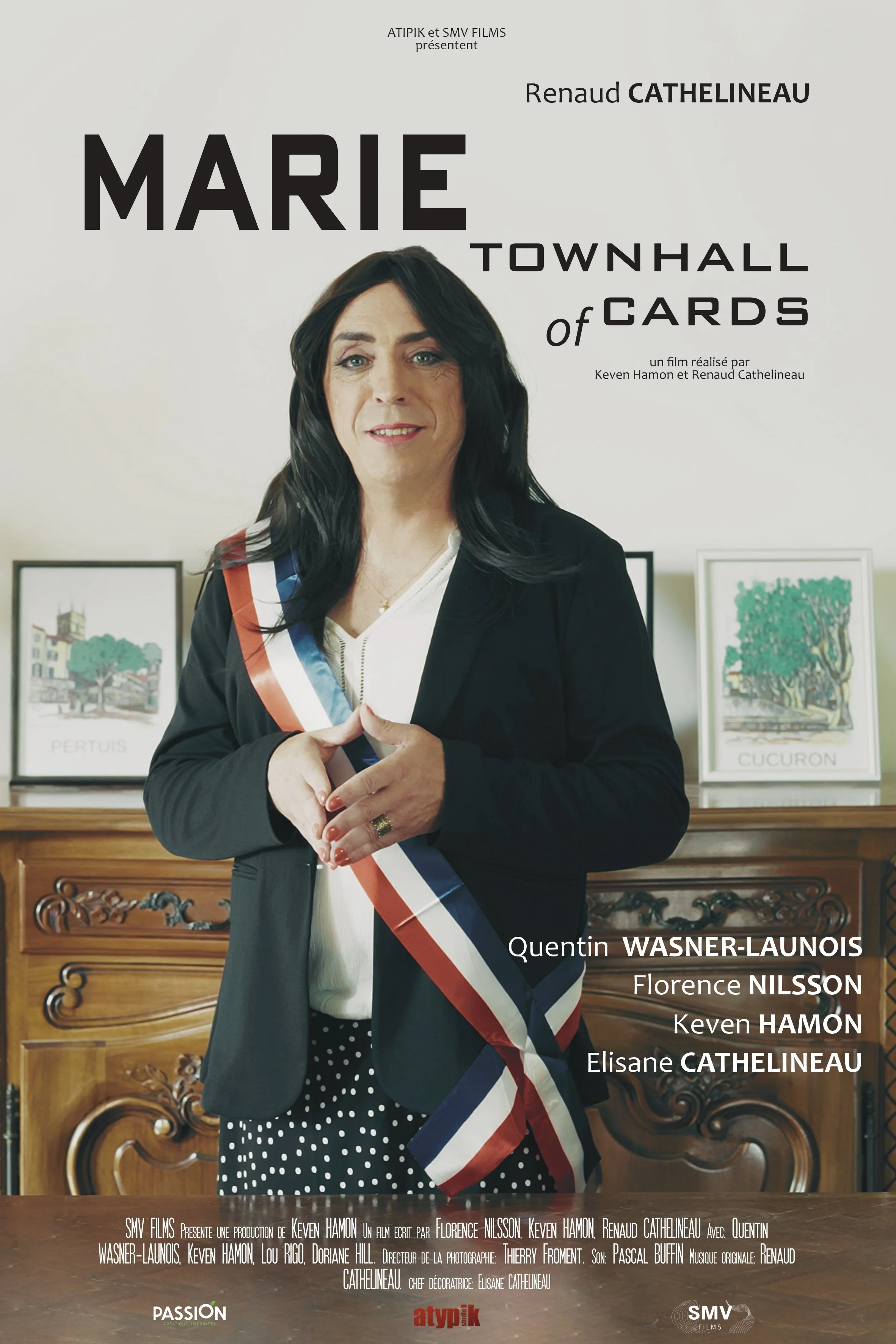 Poster d'un film présenté par ATIPIK et SMV FILMS, avec une femme portant une robe avec une écharpe tricolore, debout derrière une commode en bois, deux tableaux de paysage en arrière-plan, texte listant les noms des acteurs et le personnel impliqué,