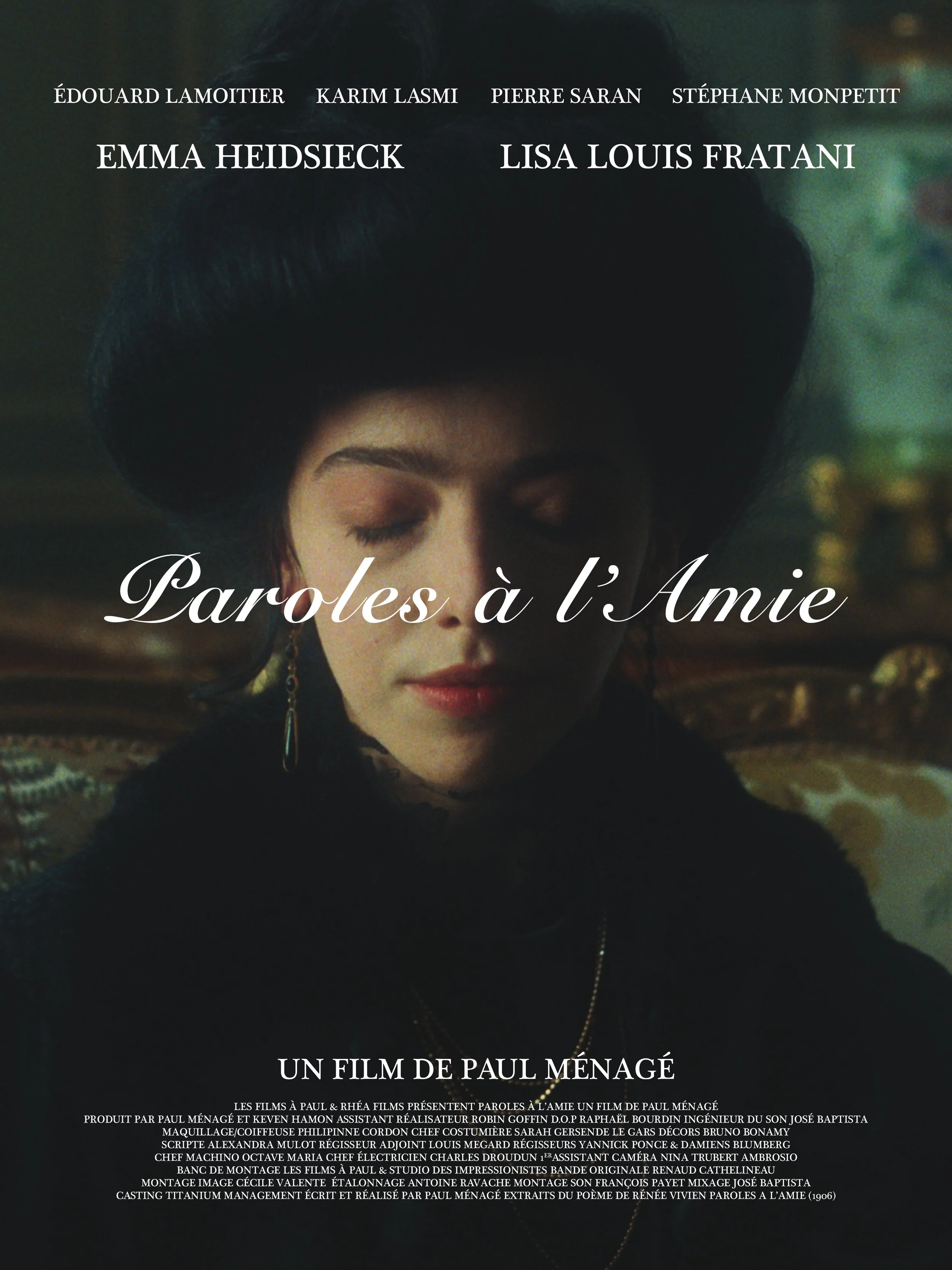 Une affiche de film intitulé 'Paroles à l'Amie', présentant un portrait d'une femme aux yeux fermés, portant un chapeau noir, avec plusieurs noms d'acteurs, réalisateurs et techniciens, et des crédits textuels en français.