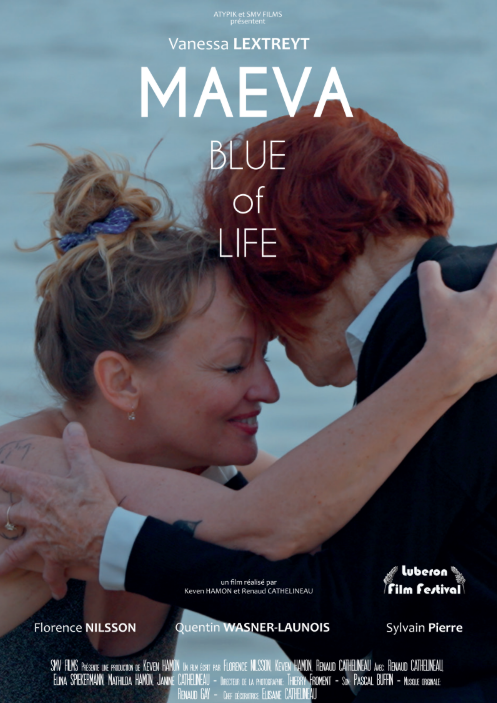 Affiche du film "Maéva Blue of Life" montrant deux femmes qui se retrouvent dans une étreinte chaleureuse près de l'eau, avec les noms des acteurs et du réalisateur.
