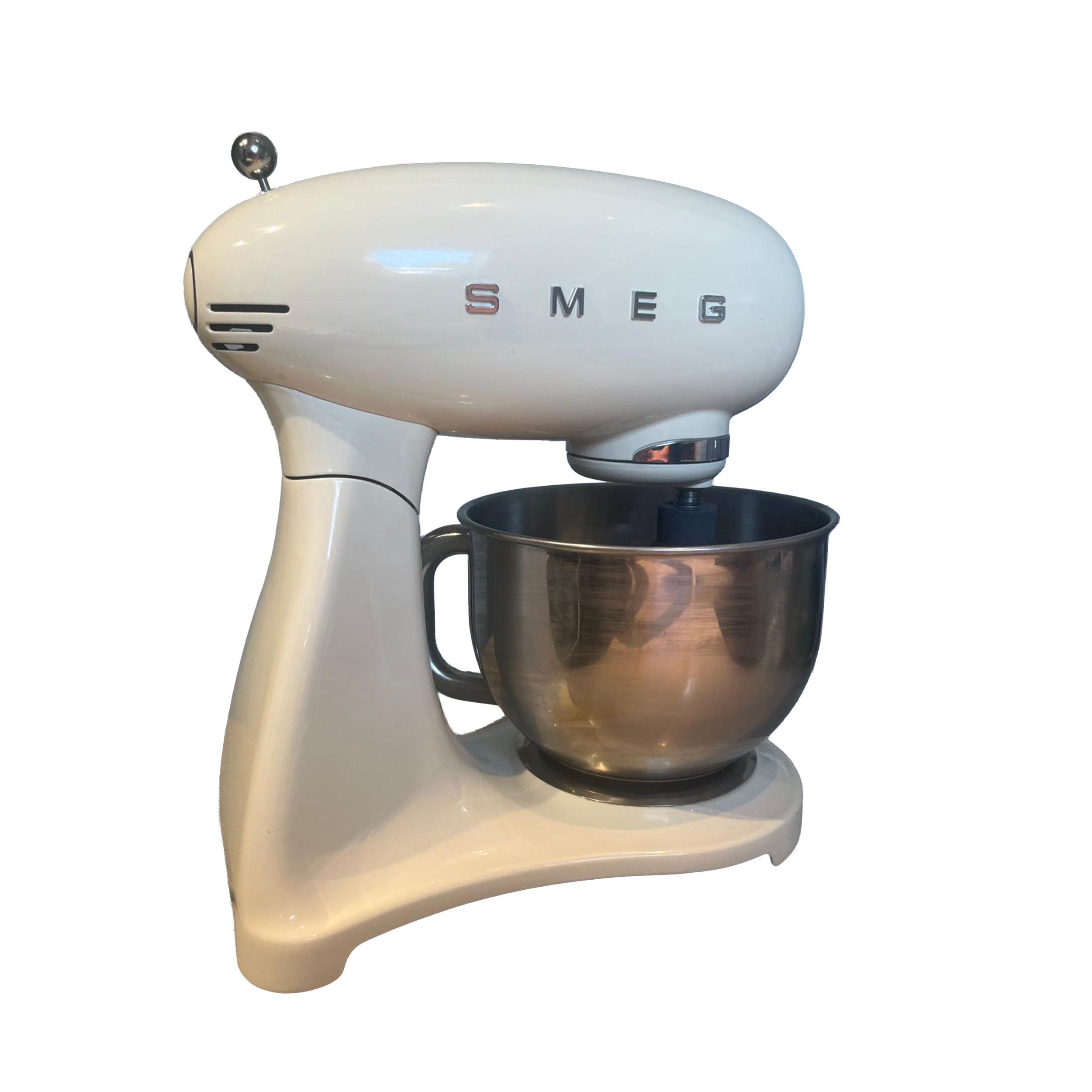 Een witte SMEG keukenmixer met een metalen kom onder de mixkop.