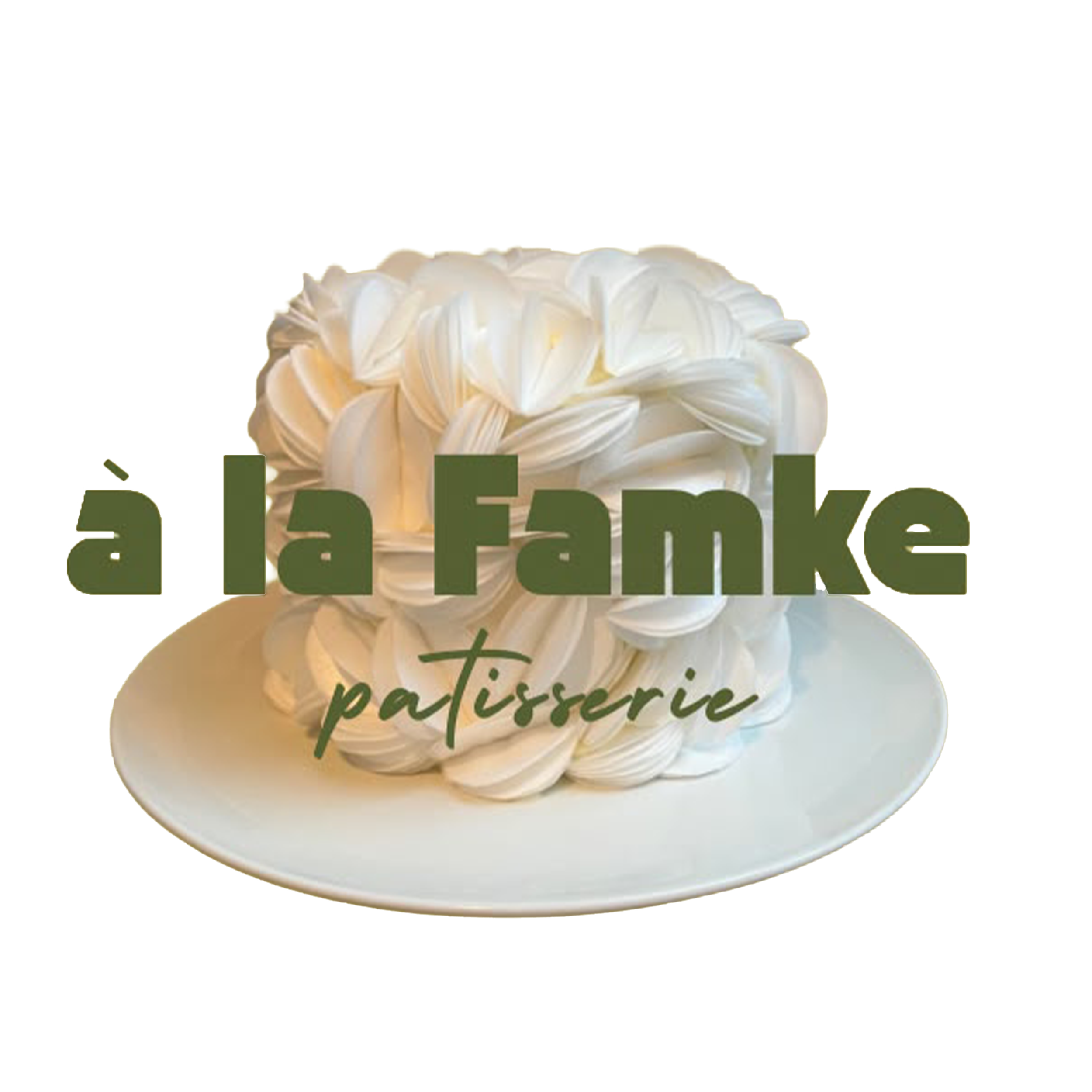 Een witte bruidstaart met zachte glazuur en een decoratief patroon op een witte bord met groene tekst eronder.