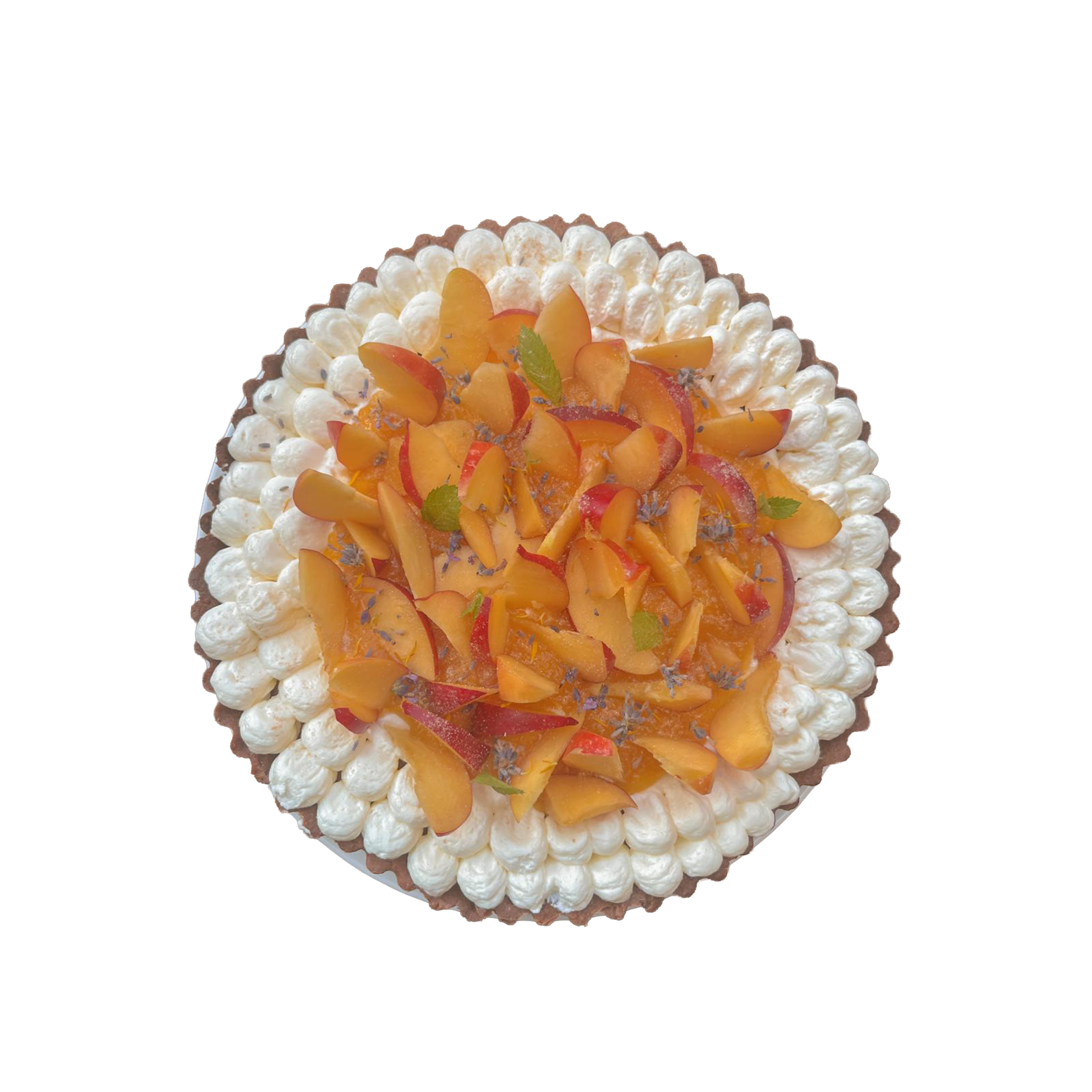 Taart met lapjes van nectarine en stukjes perzik, omringd door slagroom en decoraties, op een witte achtergrond.