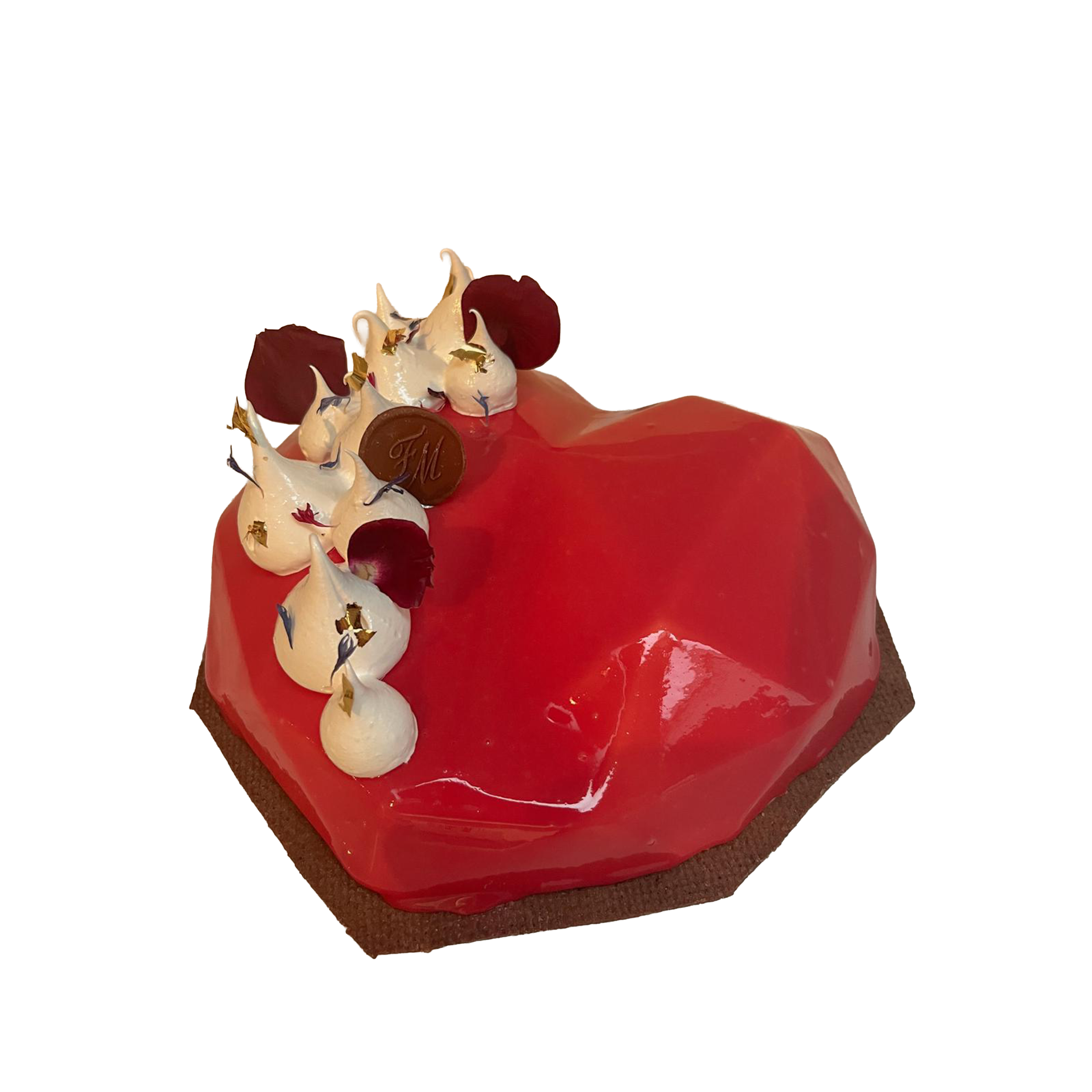 Een taart met rood glazuur, bedekt met slagroom, rosé en gouden bladsprietjes, en ronde chocolade decoraties.