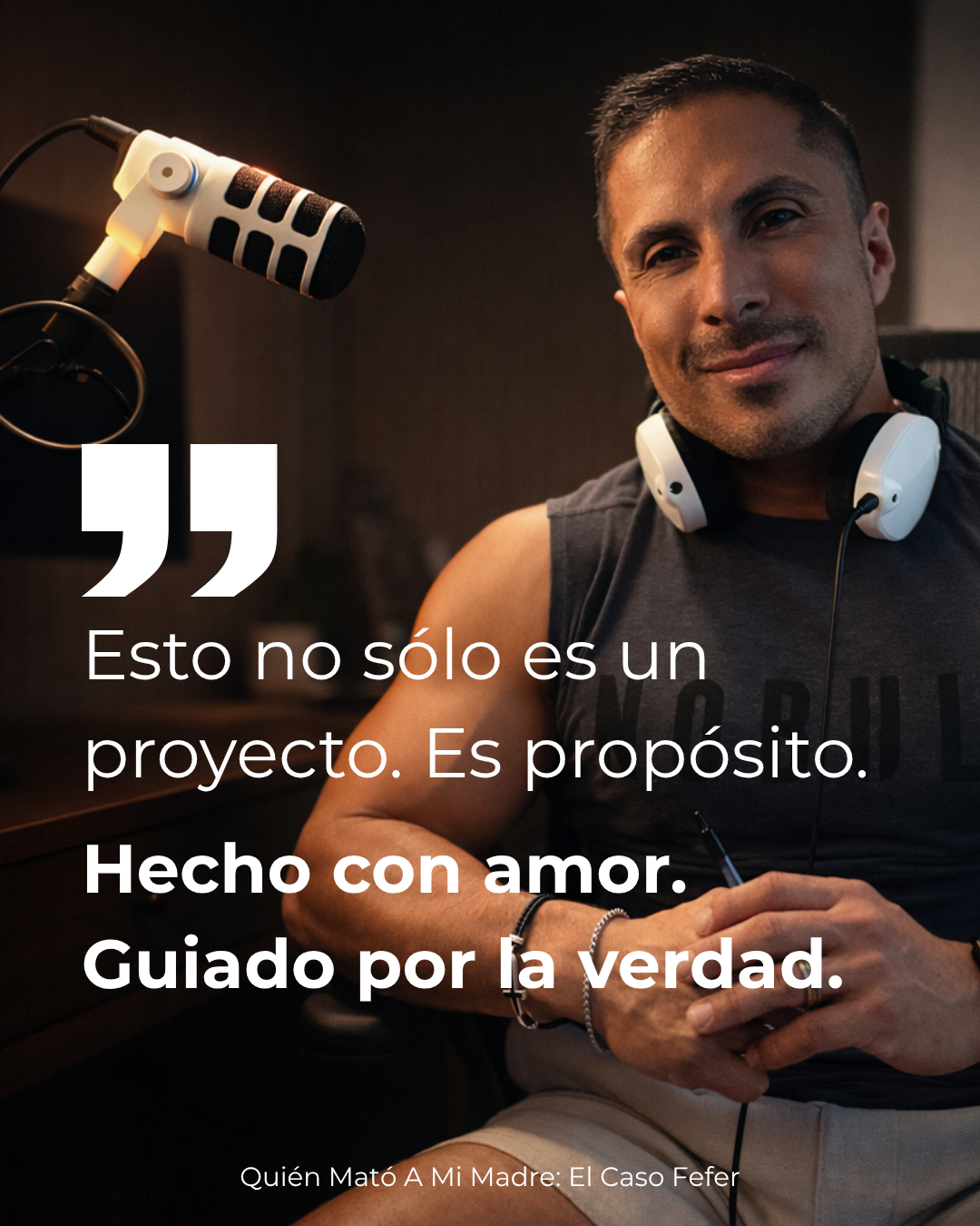 Ariel Fefer en su estudio de grabación, con cita: "Esto no solo es un proyecto. Es propósito. Hecho con amor. Guiado por la verdad." — ¿Quién Mató a Mi Madre? El Caso Fefer