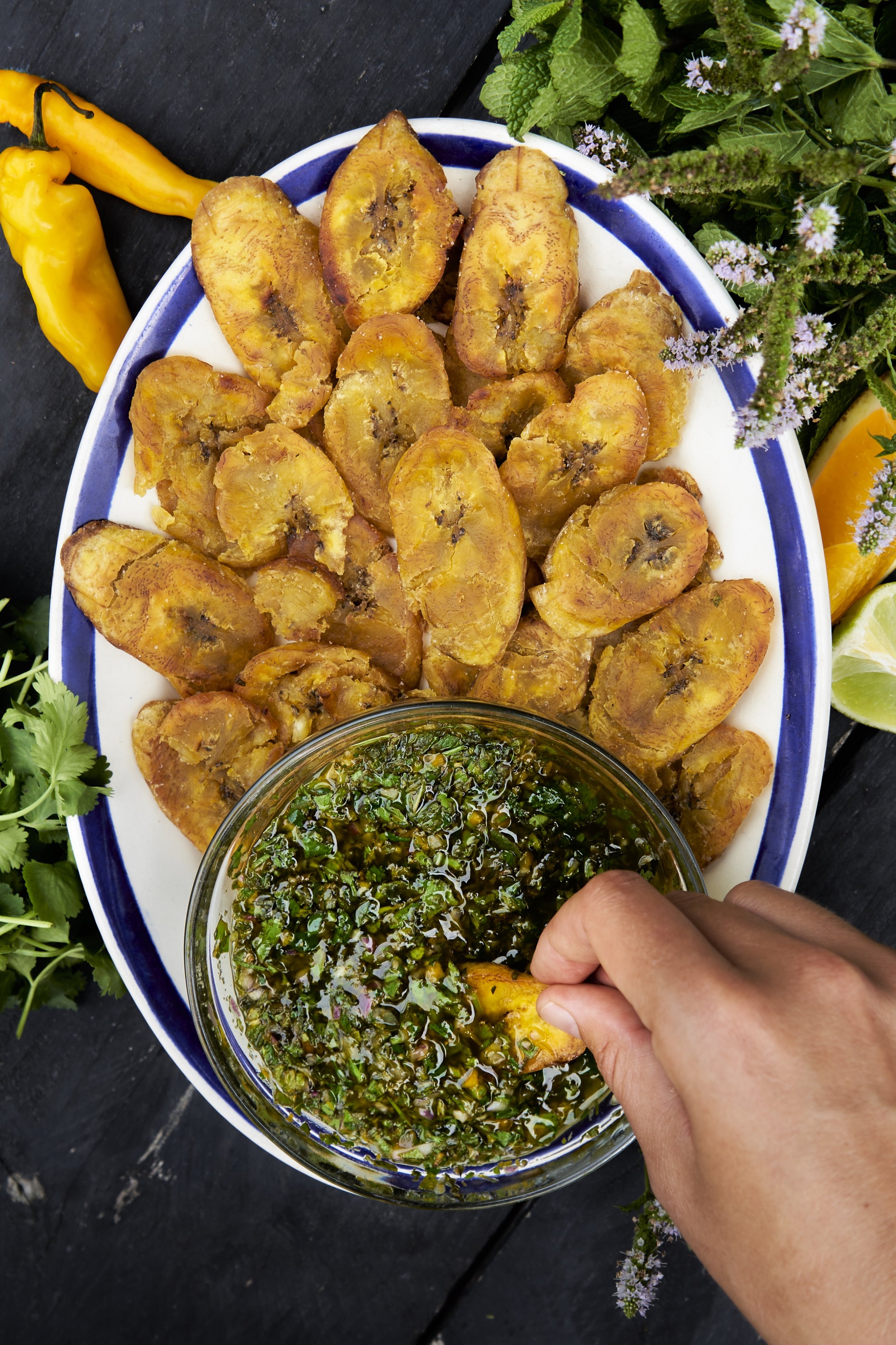 Tostones met mojo salsa.jpeg