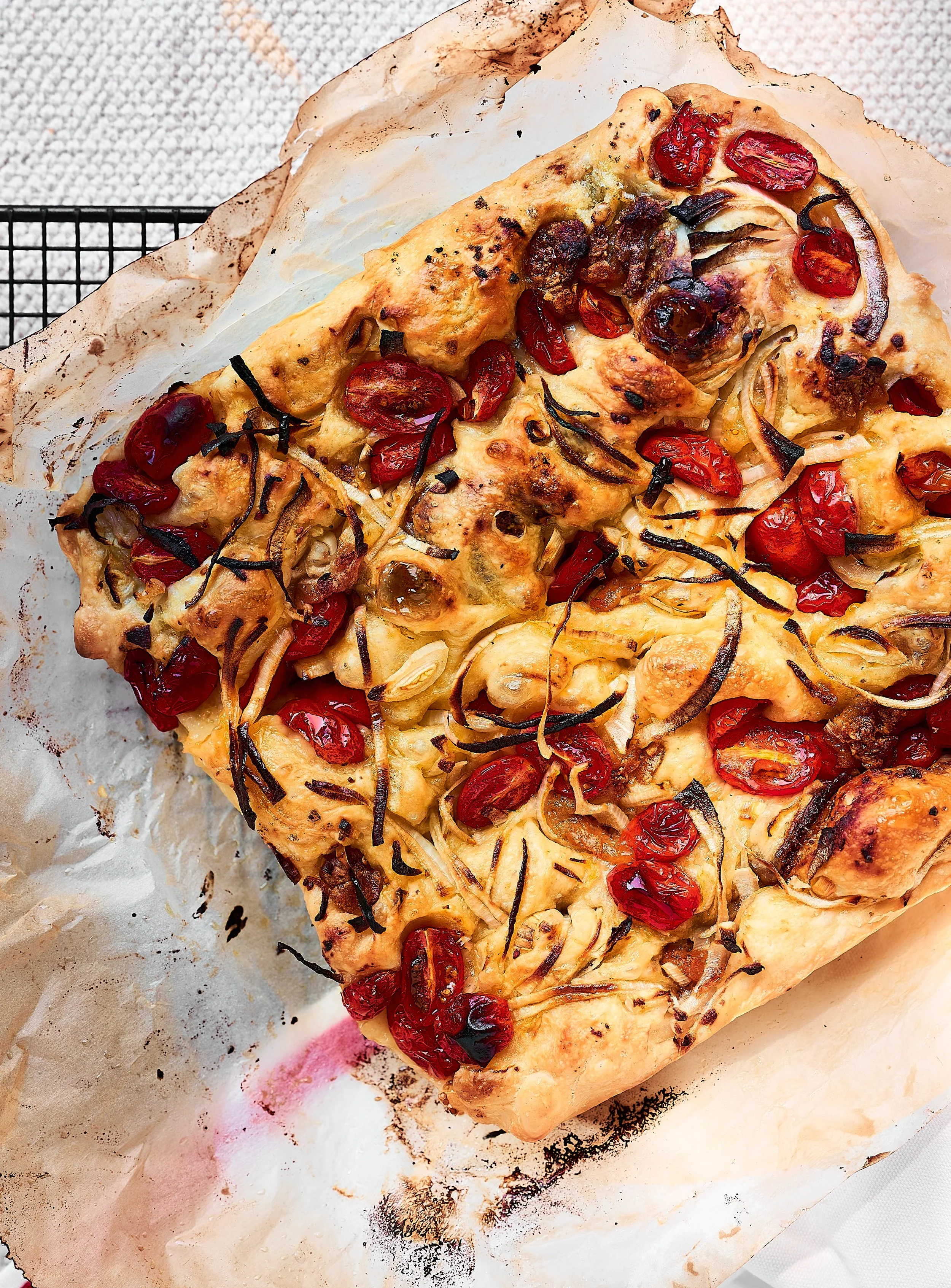 Uien-knoflook focaccia met zongedroogdetomatenpesto.jpg