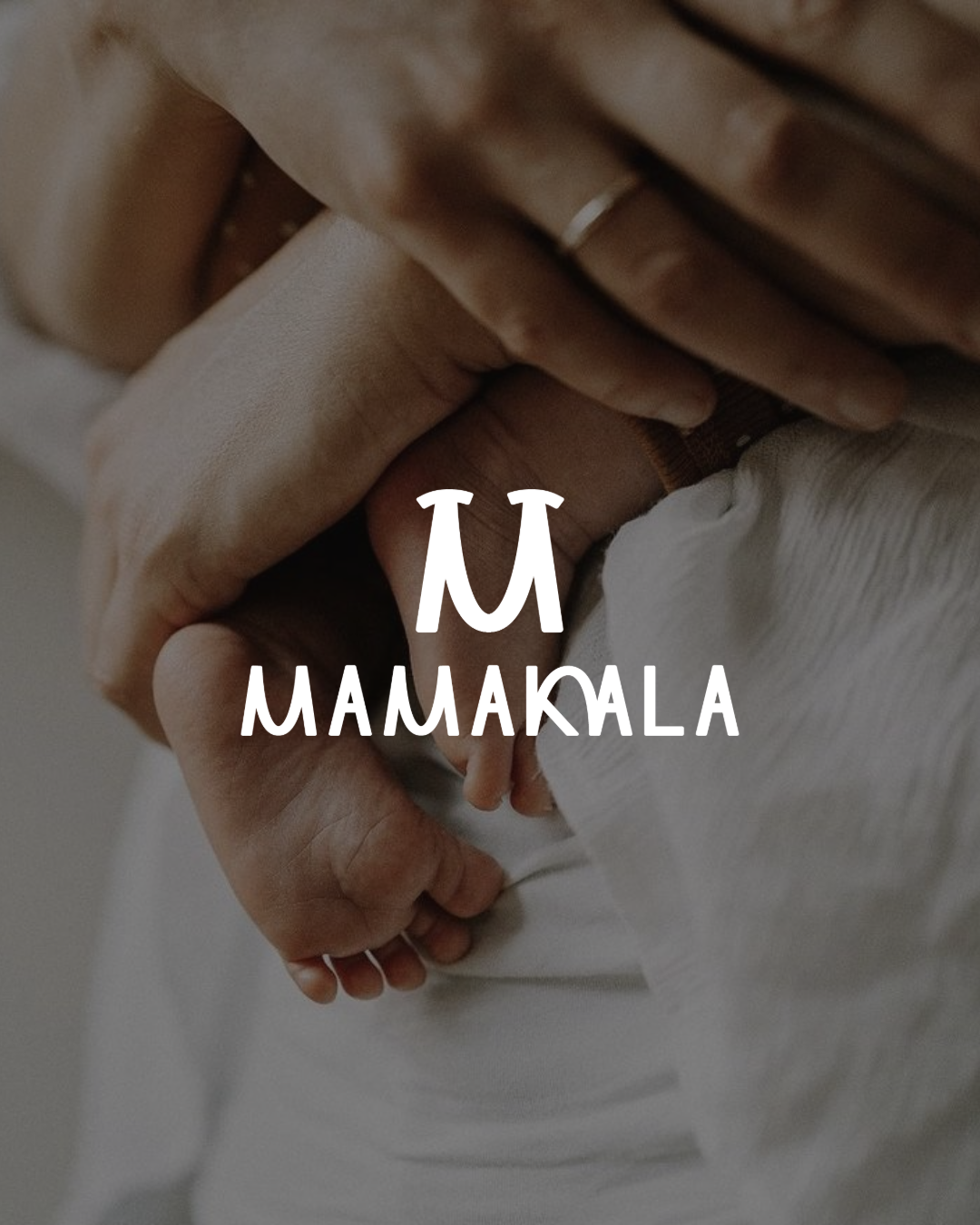 Main tenant un bébé, une main adulte tenant la main du bébé, avec un fond flou et un logo MAMAKALA au centre.