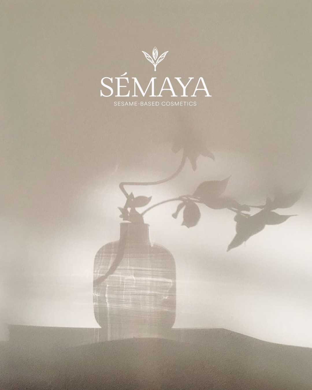 SÉMAYA, cosmétique à base de sésame, avec une ombre d'un vase et de feuilles de plant.
