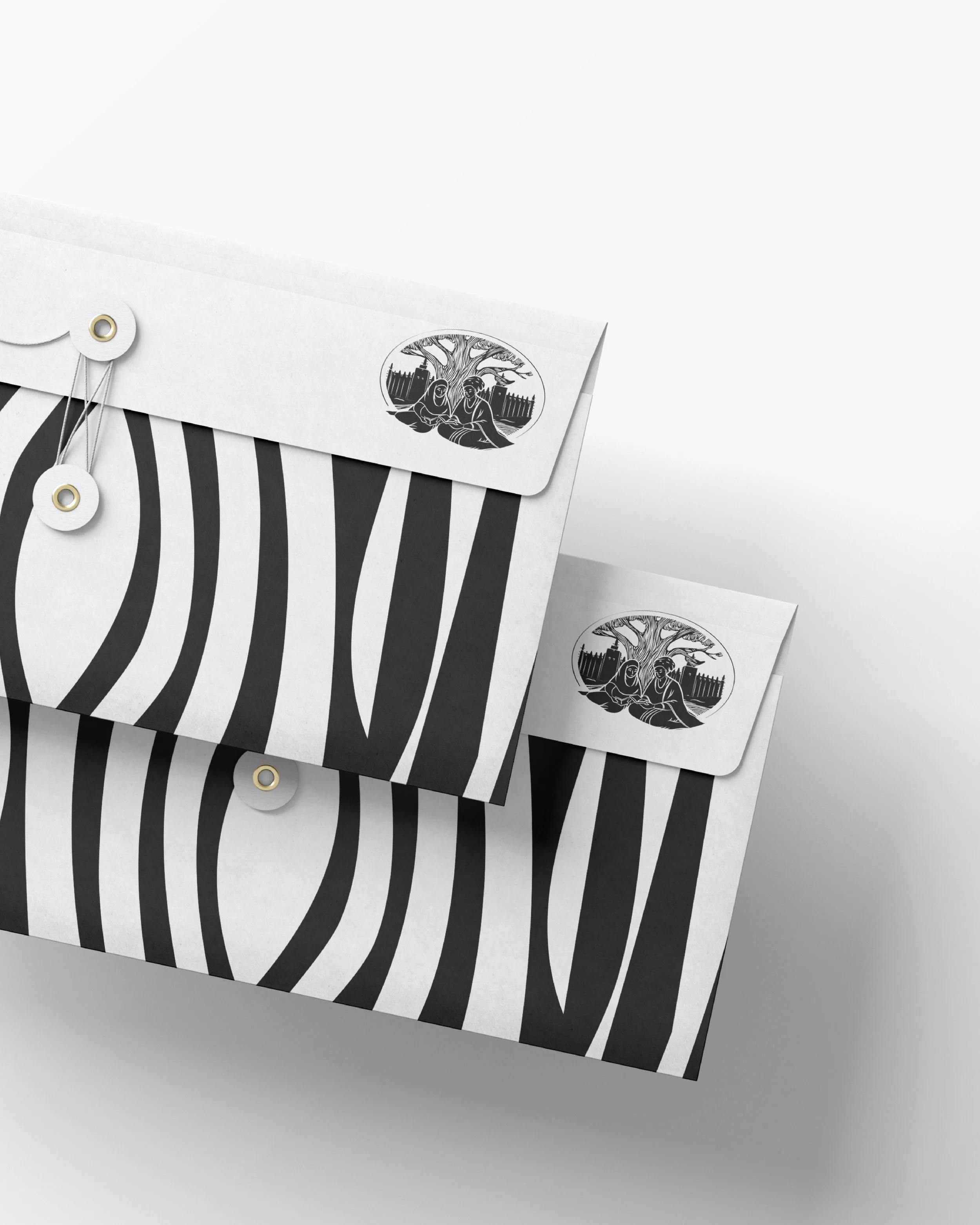 Enveloppes en papier blanc avec un design noir et blanc en rayures ondulées pour la marque Les Nanas Asmau