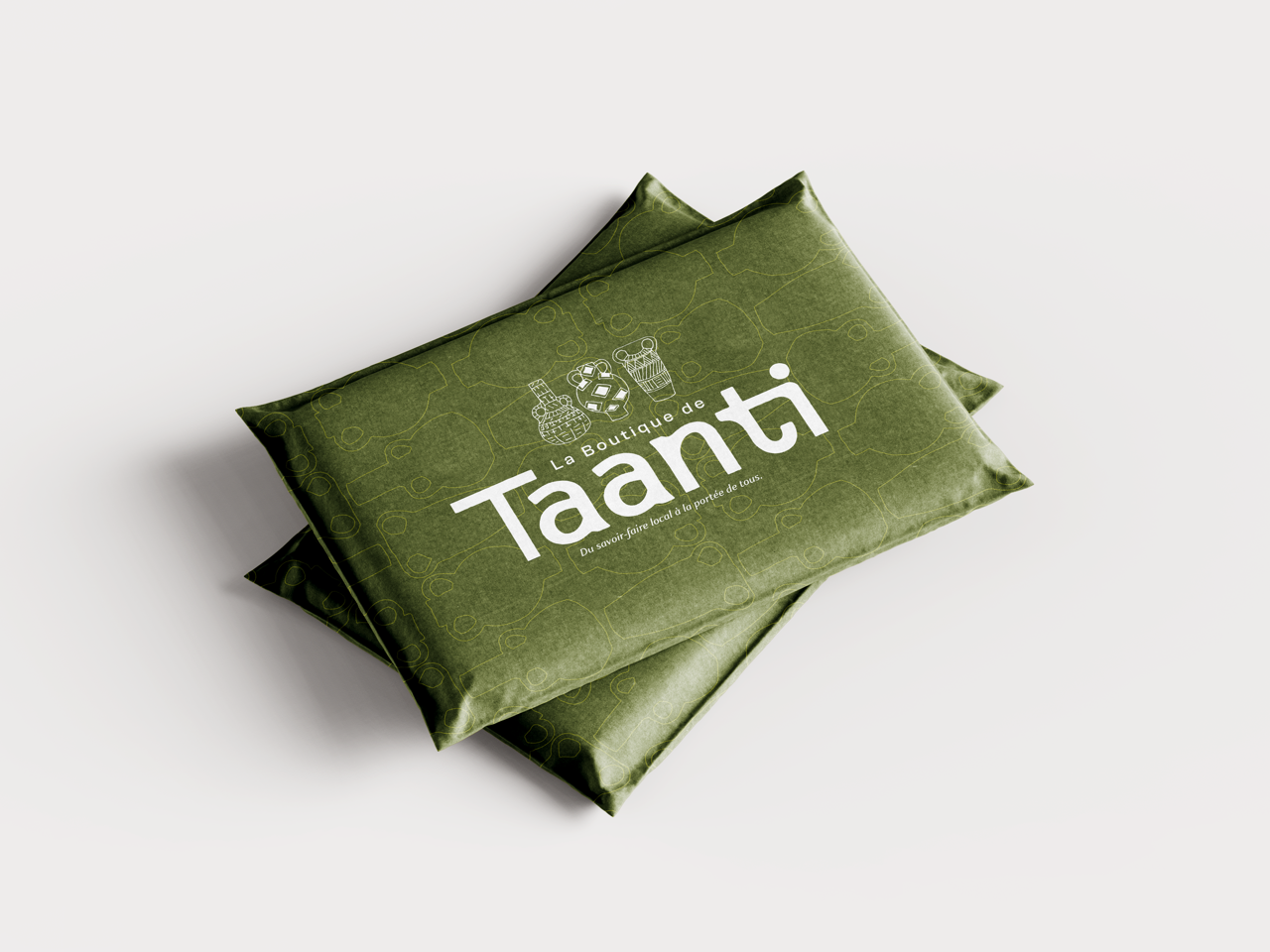 Paquet de livraison avec le logo et le nom 'La Boutique de Tanti' en vert et blanc.