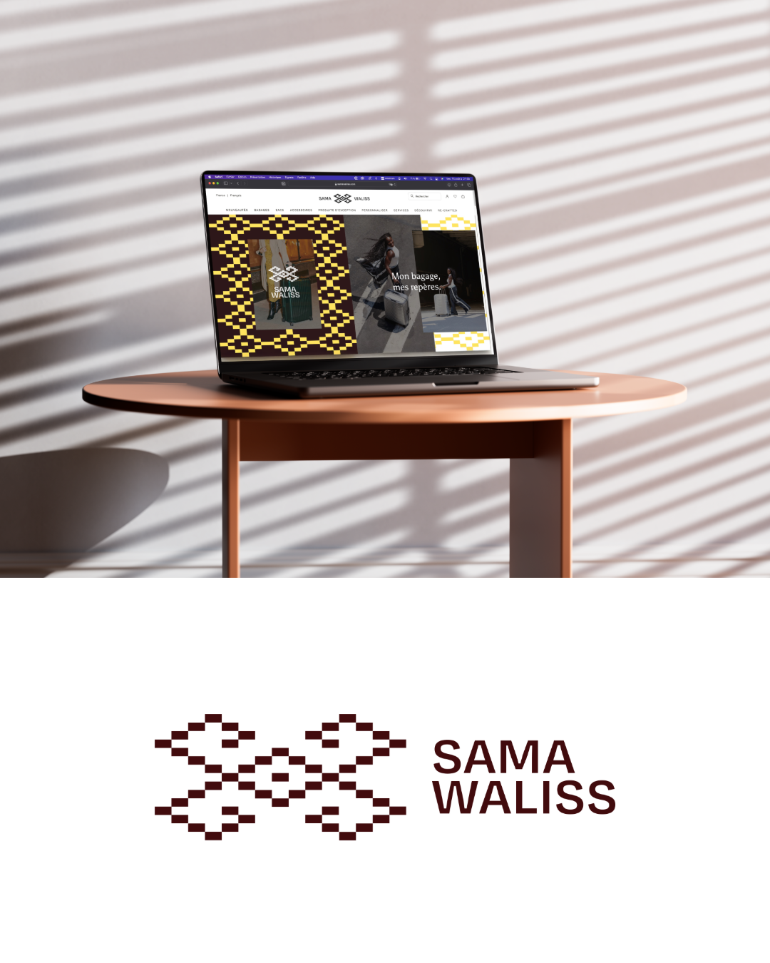 Logo de SAMA WALISS avec un motif géométrique en pixel, sous un ordinateur portable sur une table en bois, en arrière-plan un mur avec des ombres de rayures.