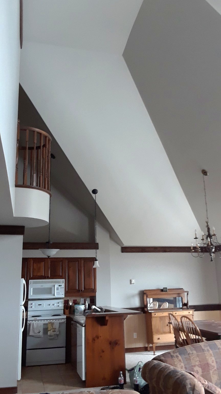 Vaulted living room ceiling above an open living area in Saint-Sauveur