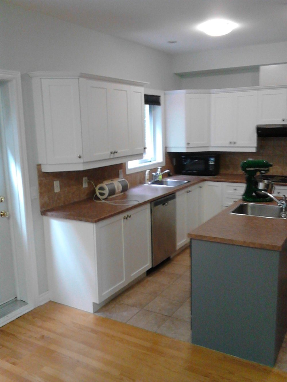 Light kitchen with painted walls