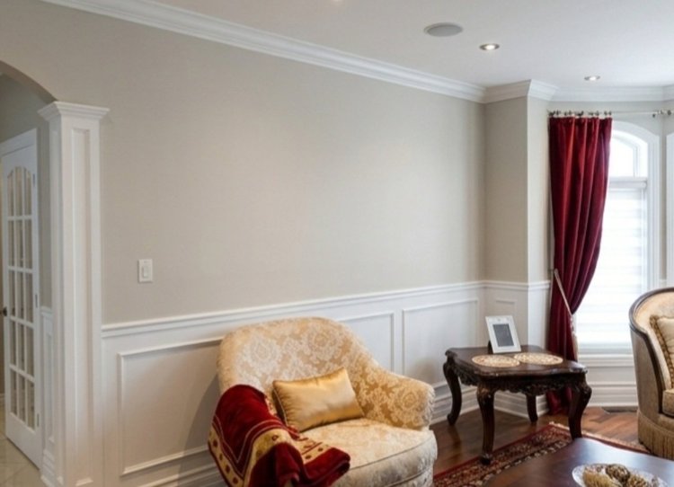 Living room with painted walls, crown moulding and wainscoting