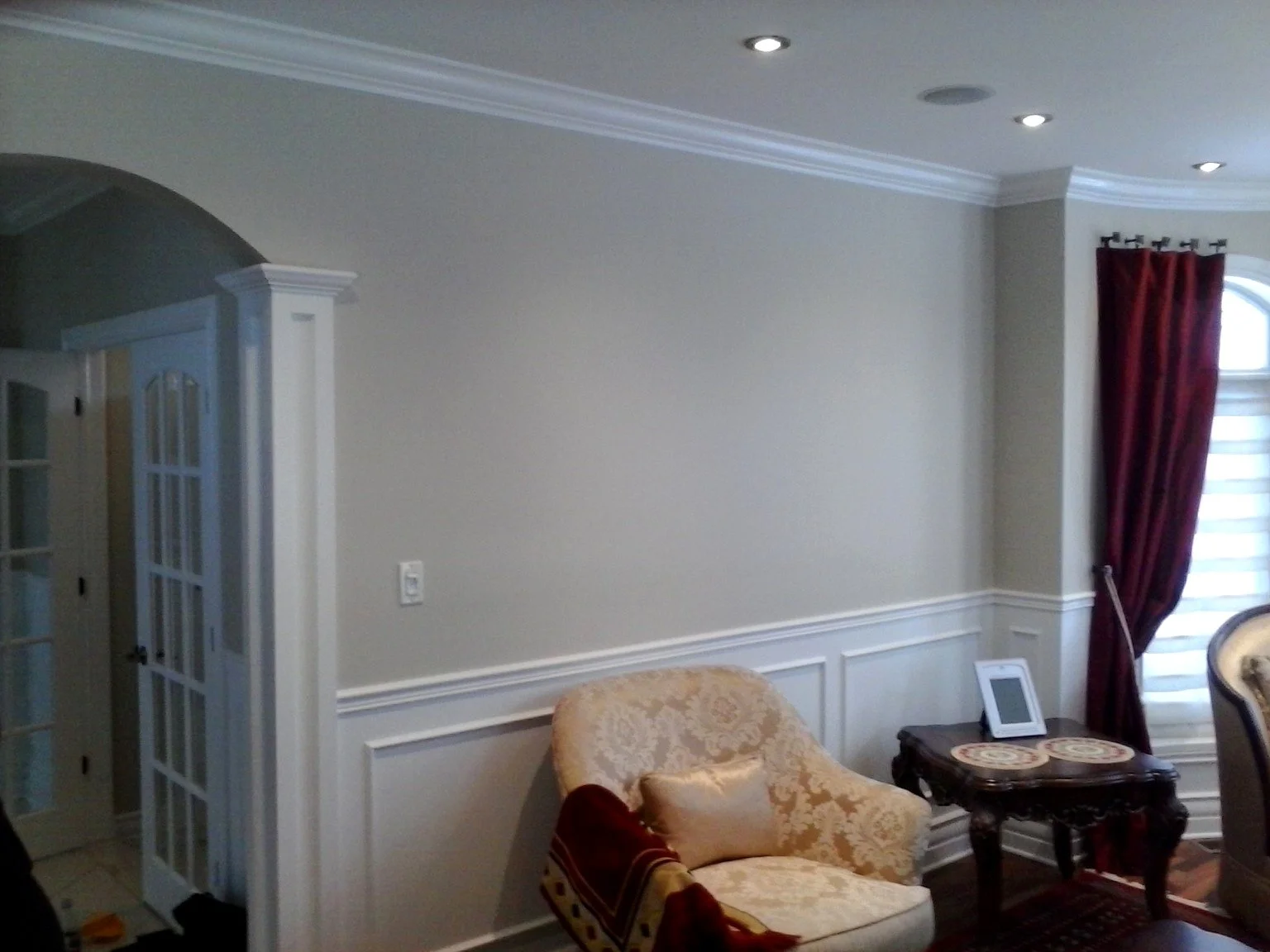 Bois-Franc living room with painted walls, white wainscoting and crown moulding