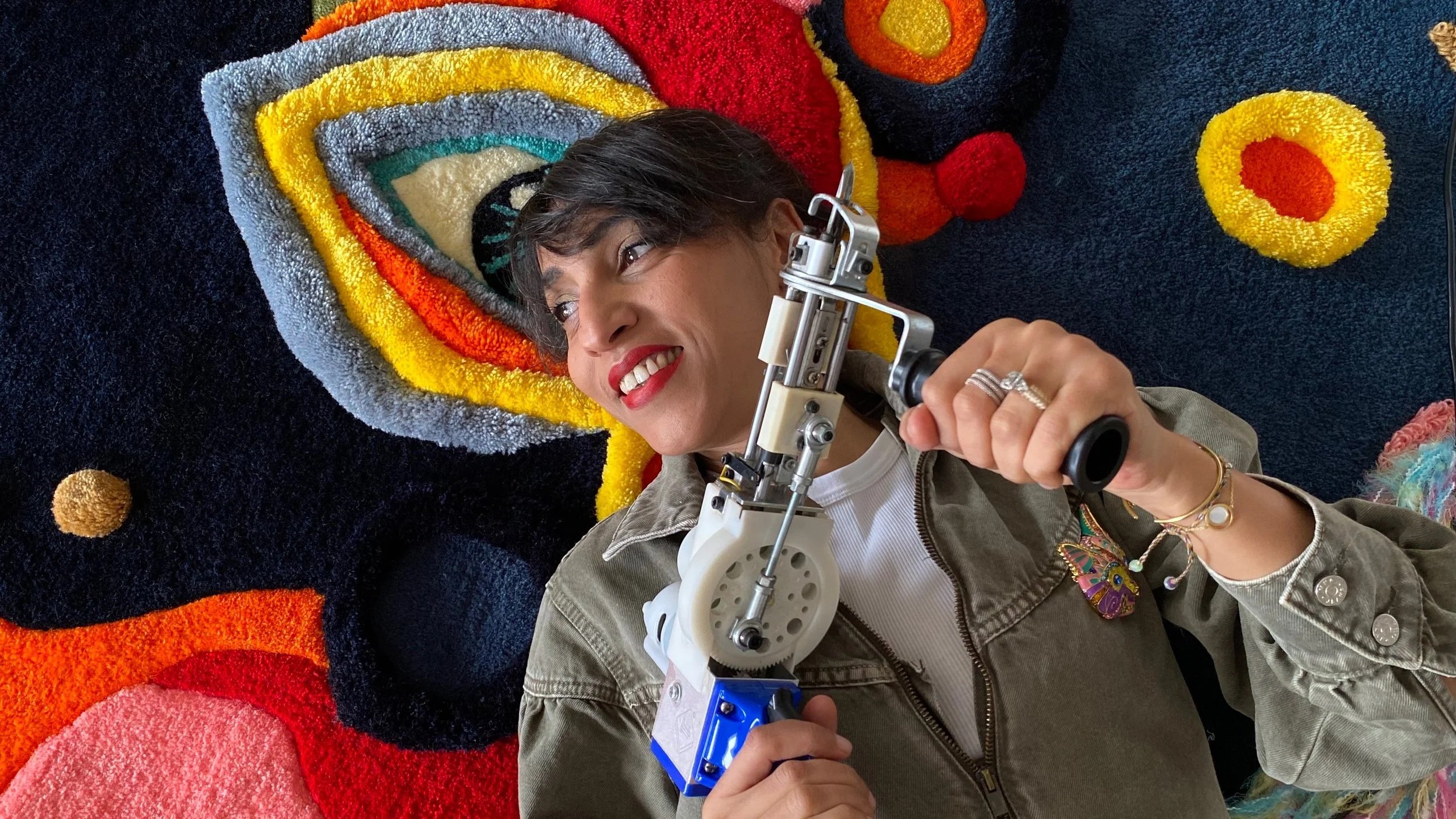 Ryslein Sakouni, artiste textile marocaine et fondatrice d'AKOU, réalisant une œuvre textile contemporaine dans son atelier.