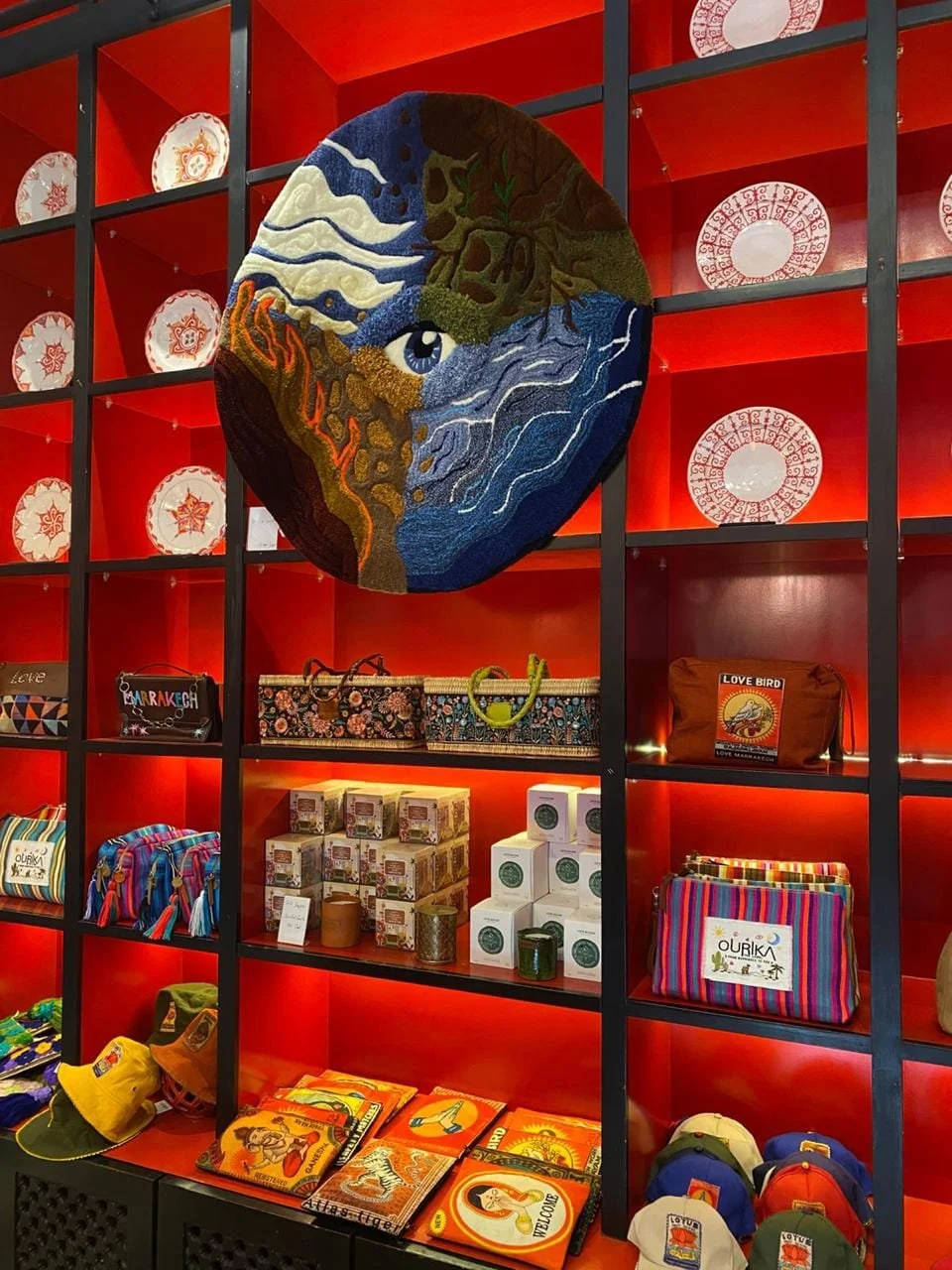 Œuvre textile celui qui regarde Akou Tufting exposée à la boutique El Fenn à Marrakech