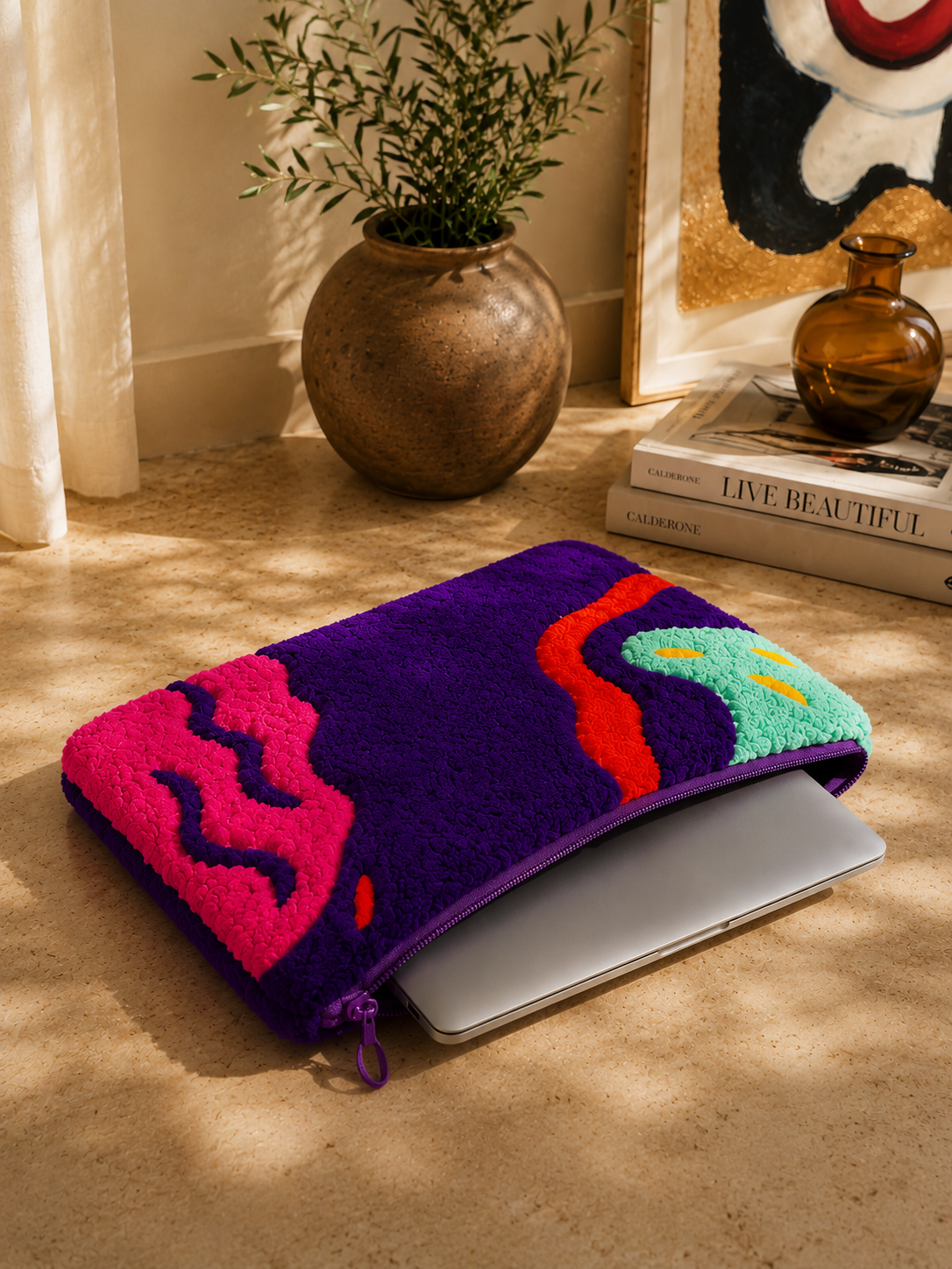 Housse pc en tufting "Collection vibes", création textile contemporaine réalisée à la main par AKOU.