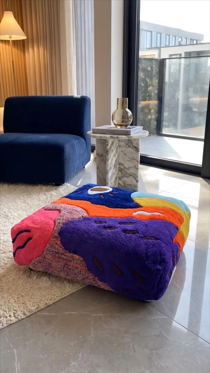 Pouf en tufting "Collection vibes", création textile contemporaine réalisée à la main par AKOU Tufting.