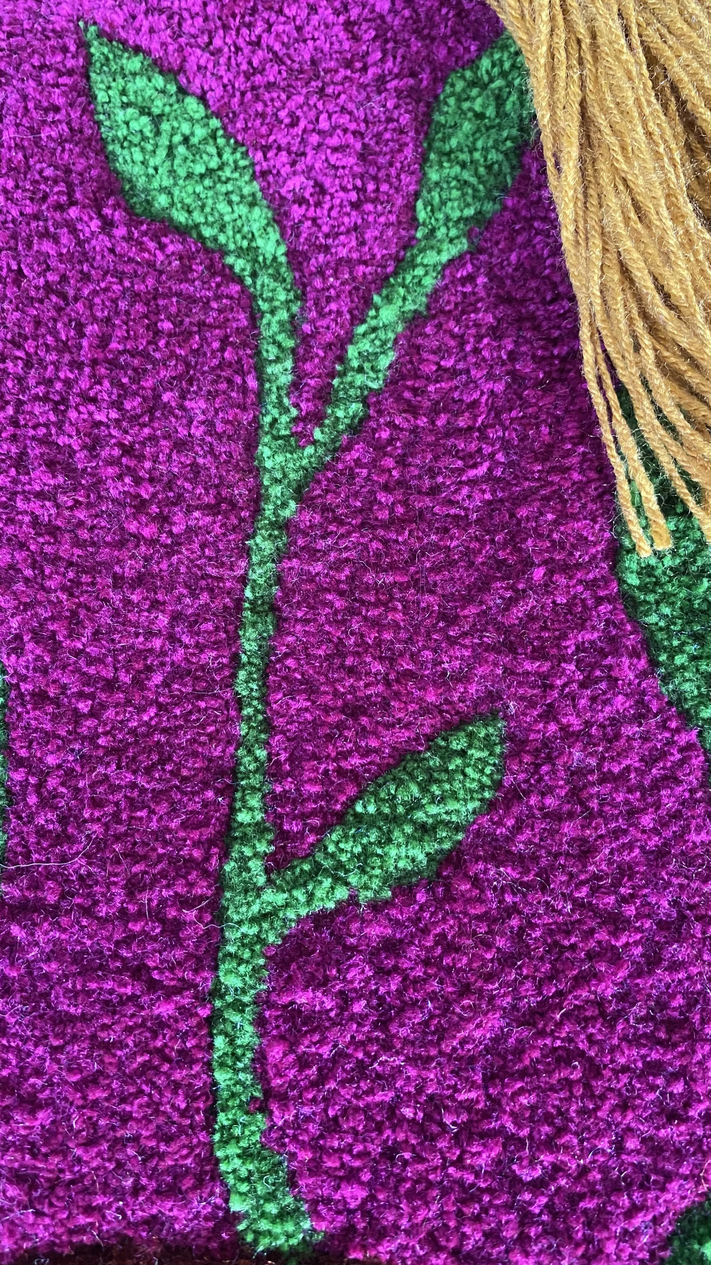 Gros plan des feuilles tuftées en relief de l'œuvre textile Regard vivant, réalisées en laine et fibres textiles.