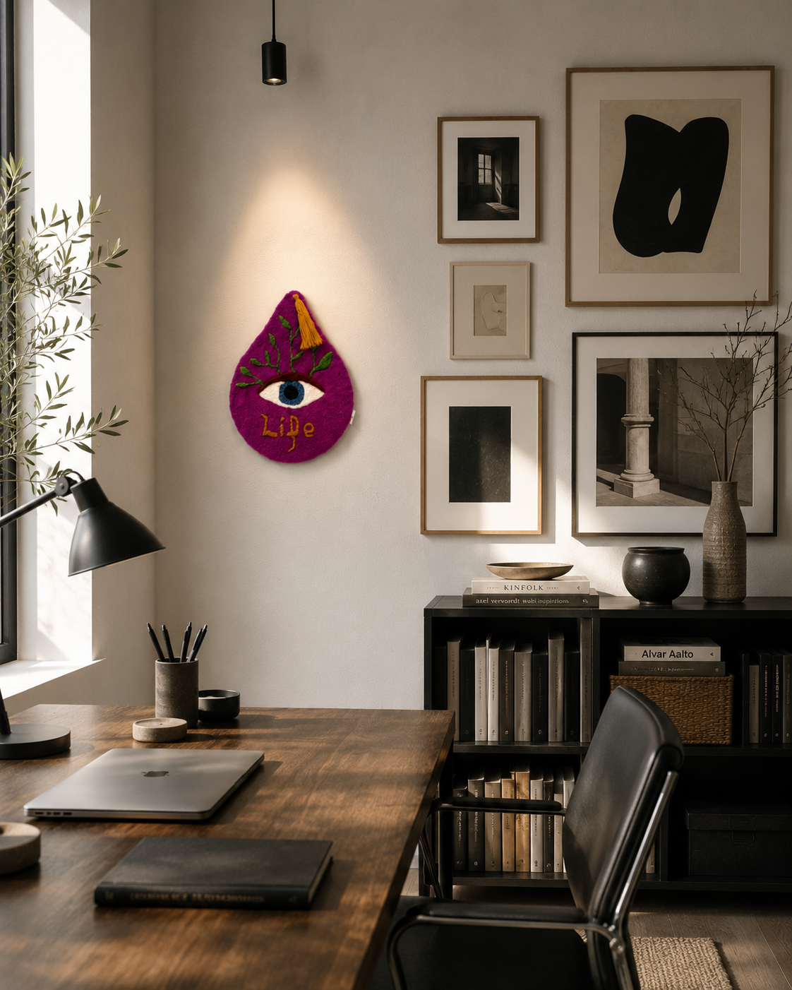 Œuvre textile contemporaine "Regard vivant", réalisée à la main en tufting manuel, accrochée au mur d'un bureau contemporain.