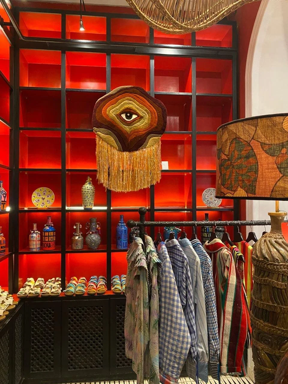 Œuvre textile ce qui brule encore Akou Tufting exposée à la boutique El Fenn à Marrakech
