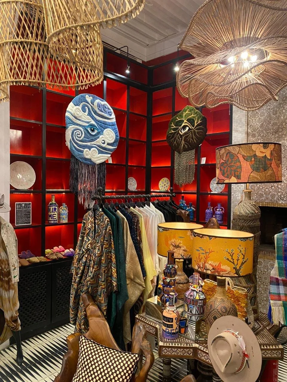 Œuvre textile  ce qui circule Akou Tufting exposée à la boutique El Fenn à Marrakech
