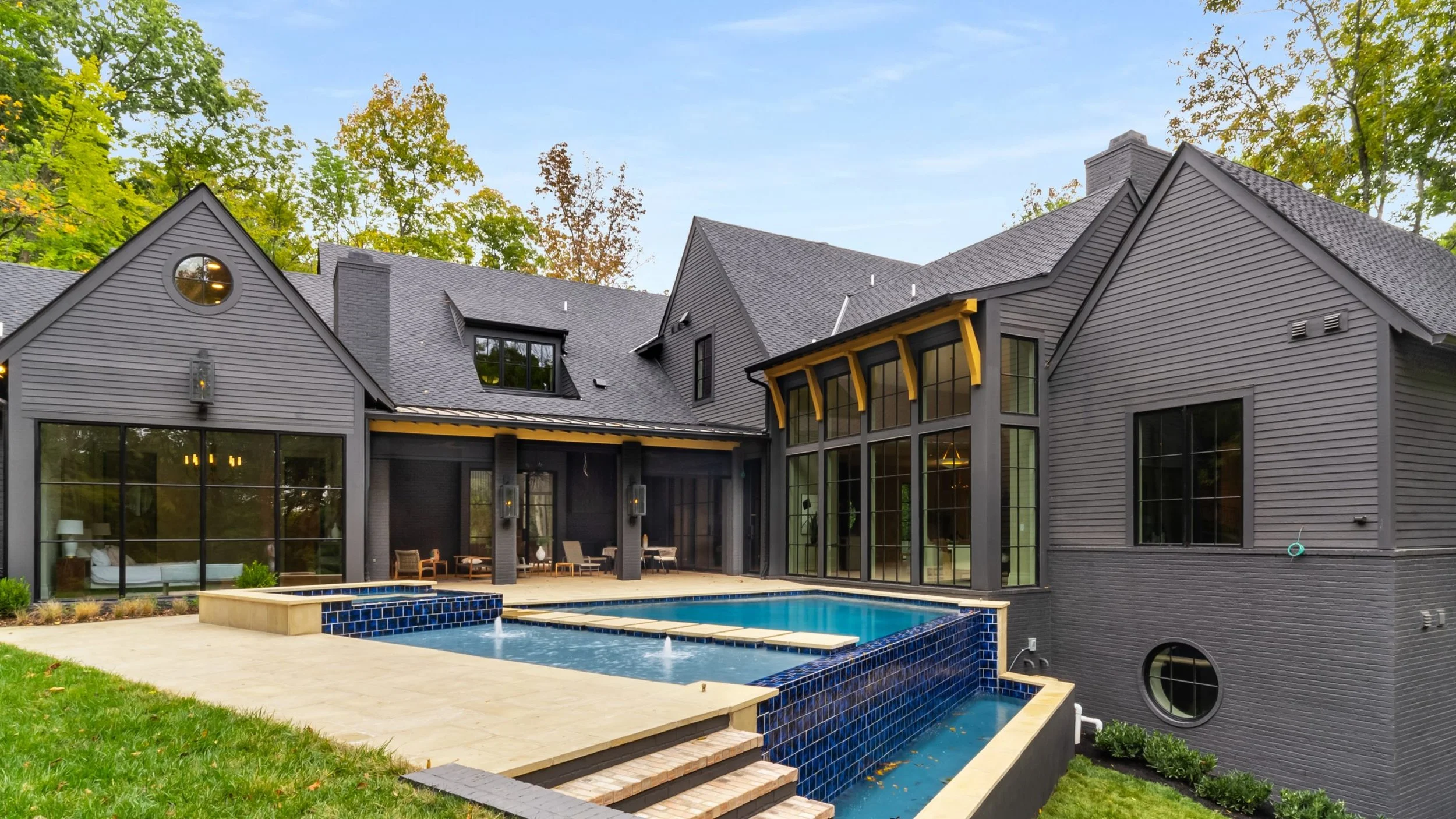 Top Pool Design Trends Shaping Backyard Retreats