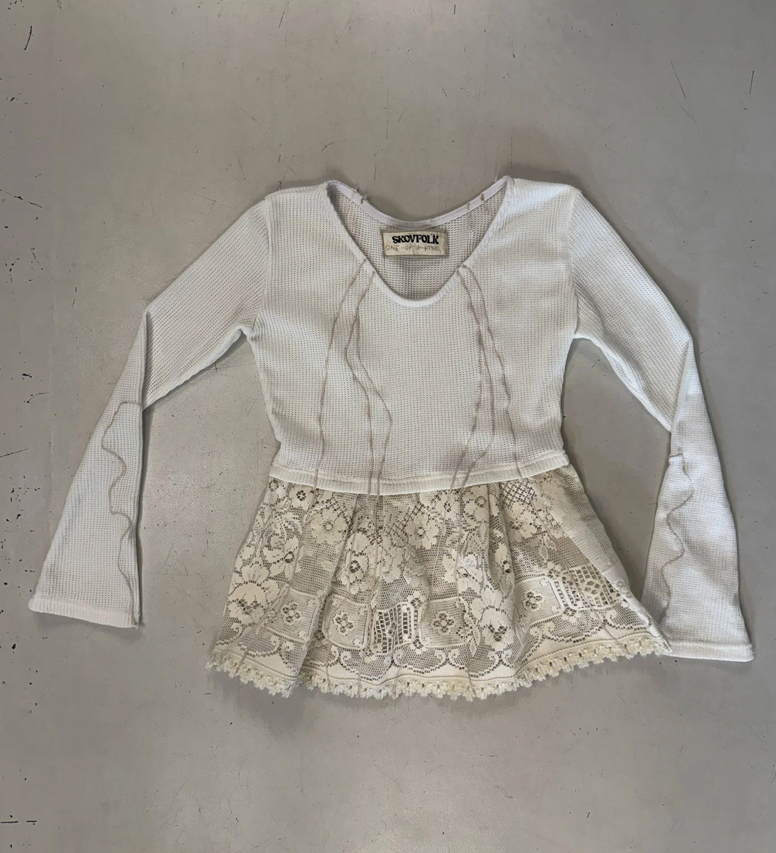 FLOW YARN BLOUSE