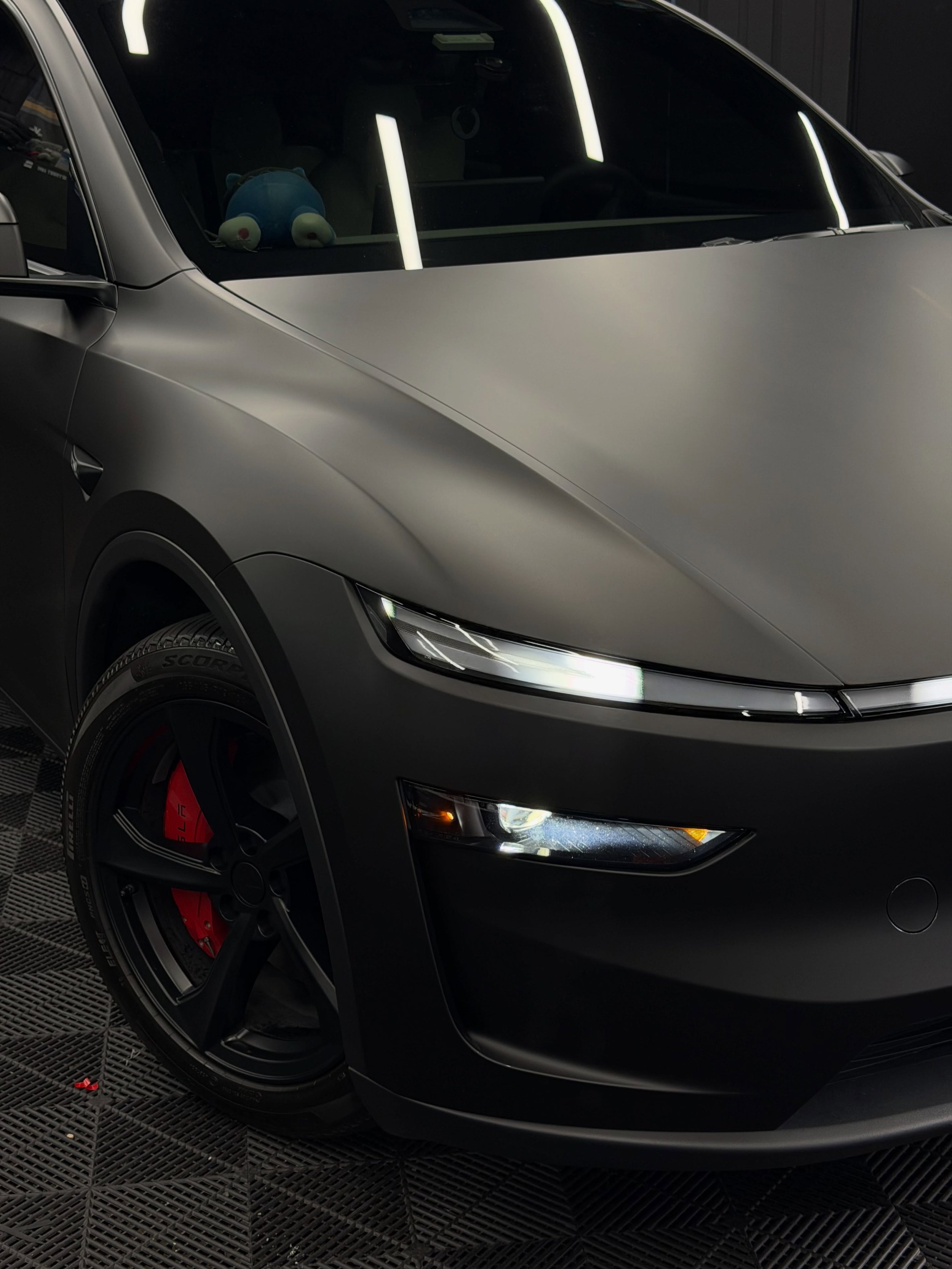 Tesla Model Y transformed with Matte Black Paint Protection Film 🖤

A completely new look with the added benefit of serious paint protection. The matte finish gives the Model Y a clean, aggressive presence while protecting the original paint from ro