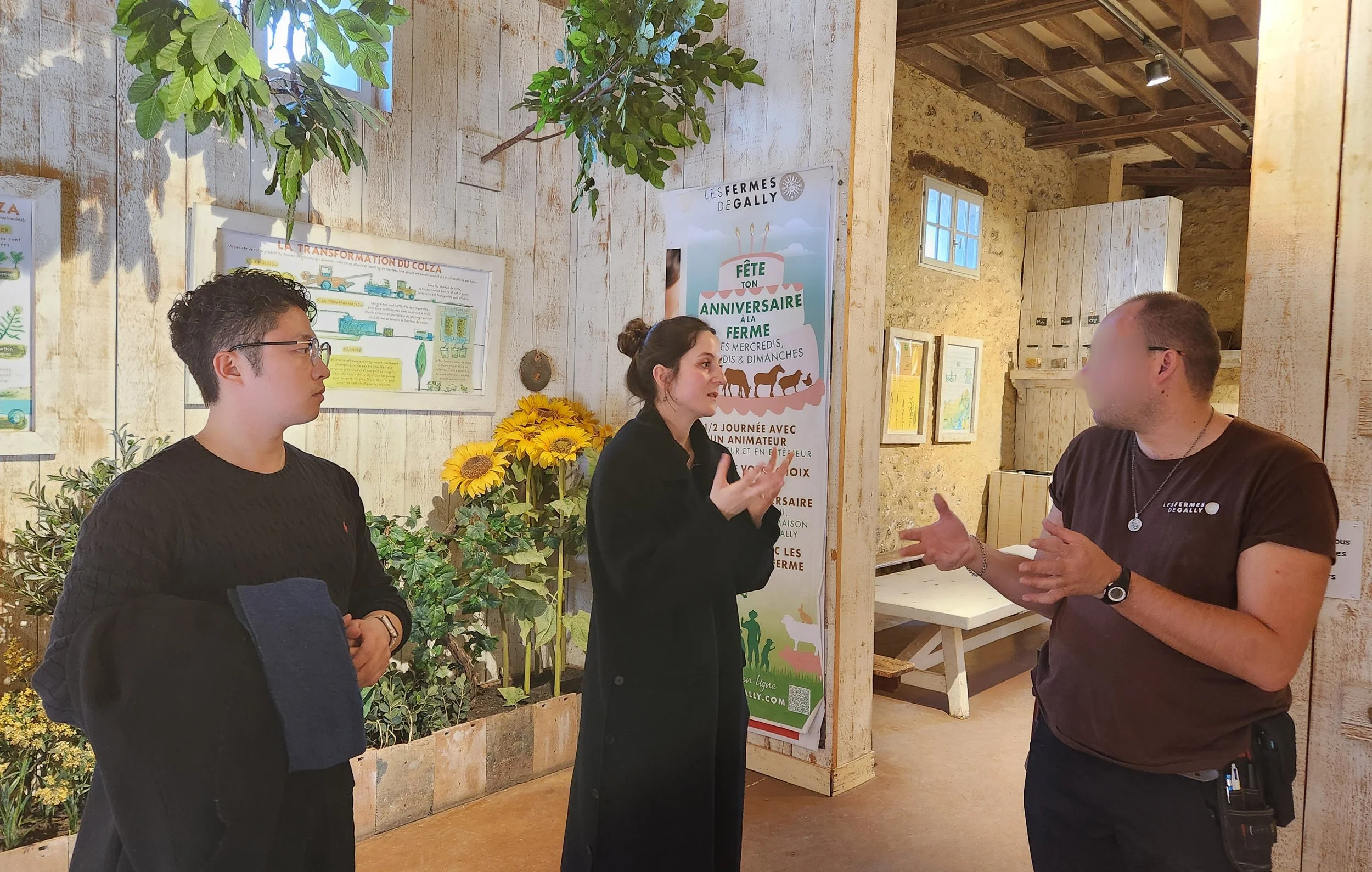 Jeanne and Jonghyuk are talking with an employee at Gally Farm, an educational farm where they organized a visit for a delegation from the Andong region.