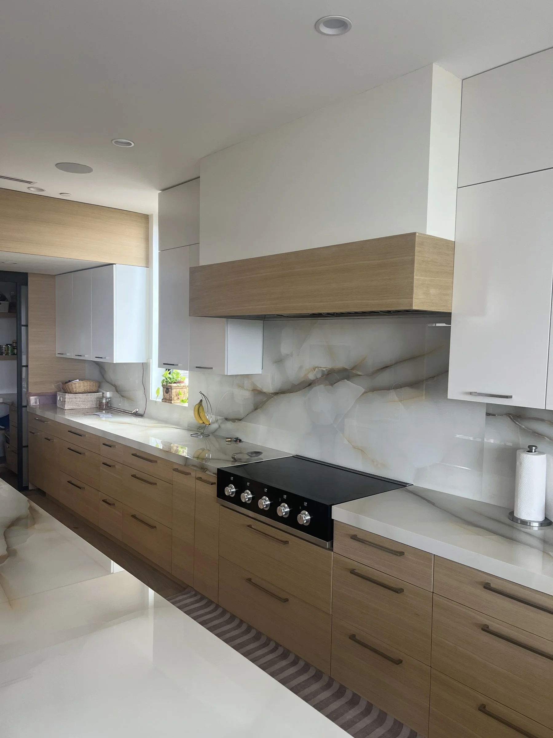 modern-kitchen-onyx-marble-backsplash-santa-monica.jpg