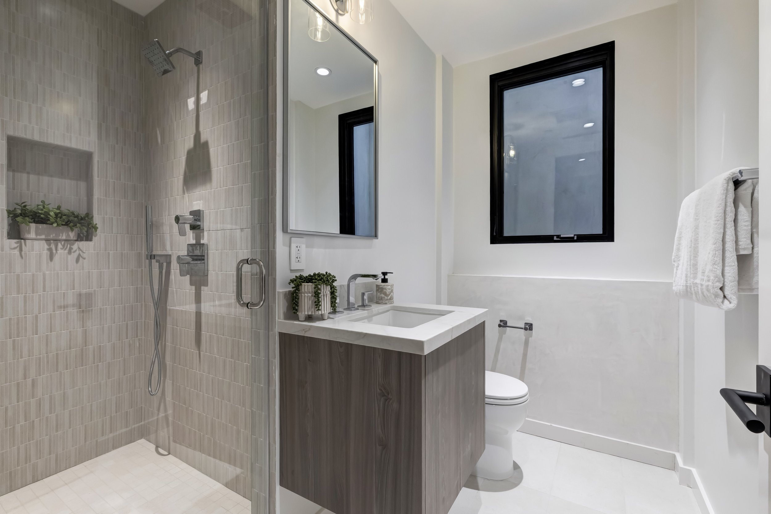 fullbuild_Encino_Interior_Bathroom_03.jpg