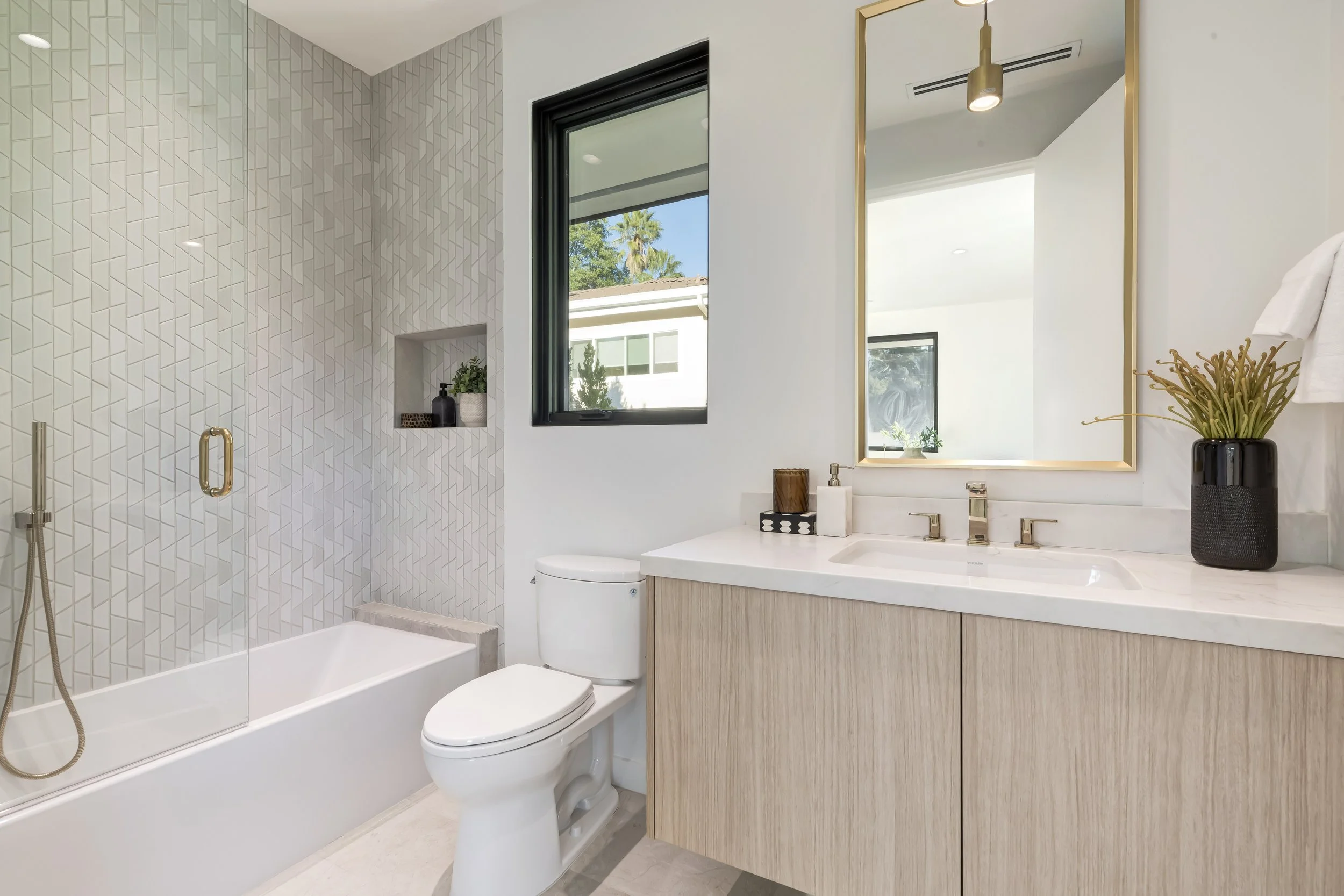 fullbuild_Encino_Interior_Bathroom_06.jpg