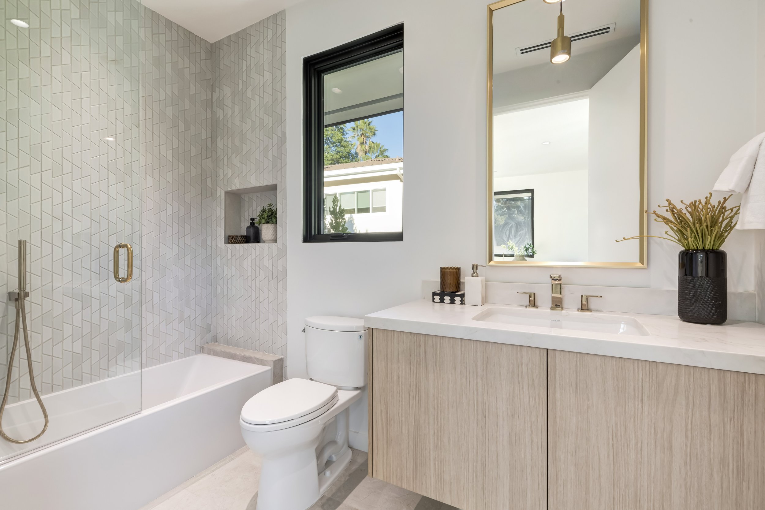 fullbuild_Encino_Interior_Bathroom_06.jpg