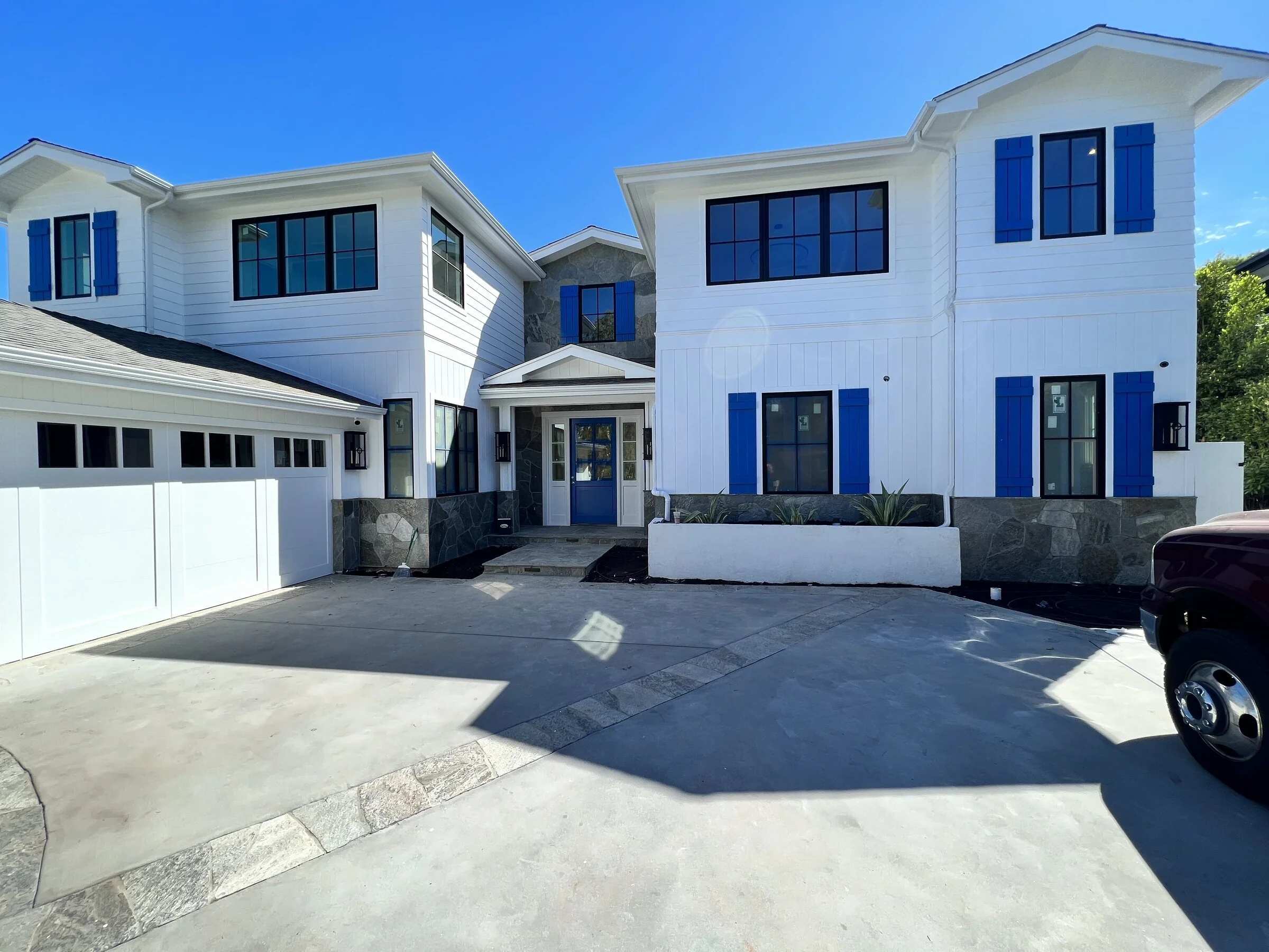 modern-farmhouse-exterior-front-los-angeles.jpg
