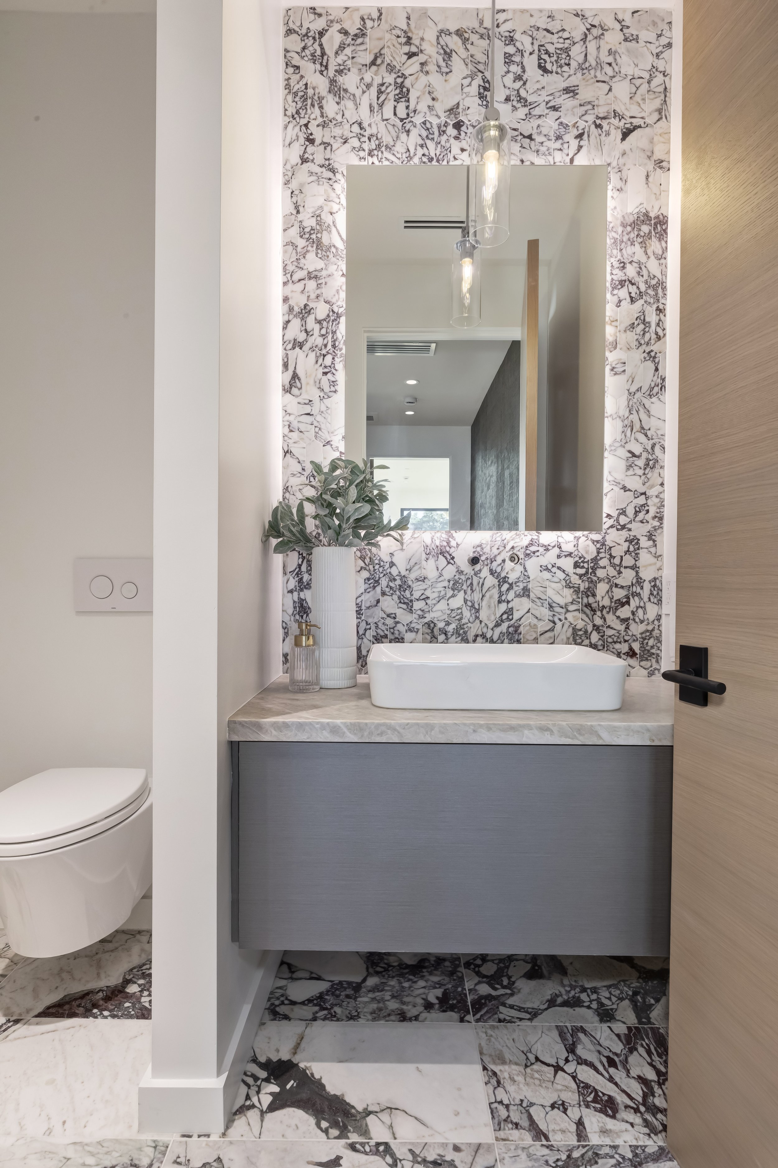 fullbuild_Encino_Interior_Bathroom_01.jpg