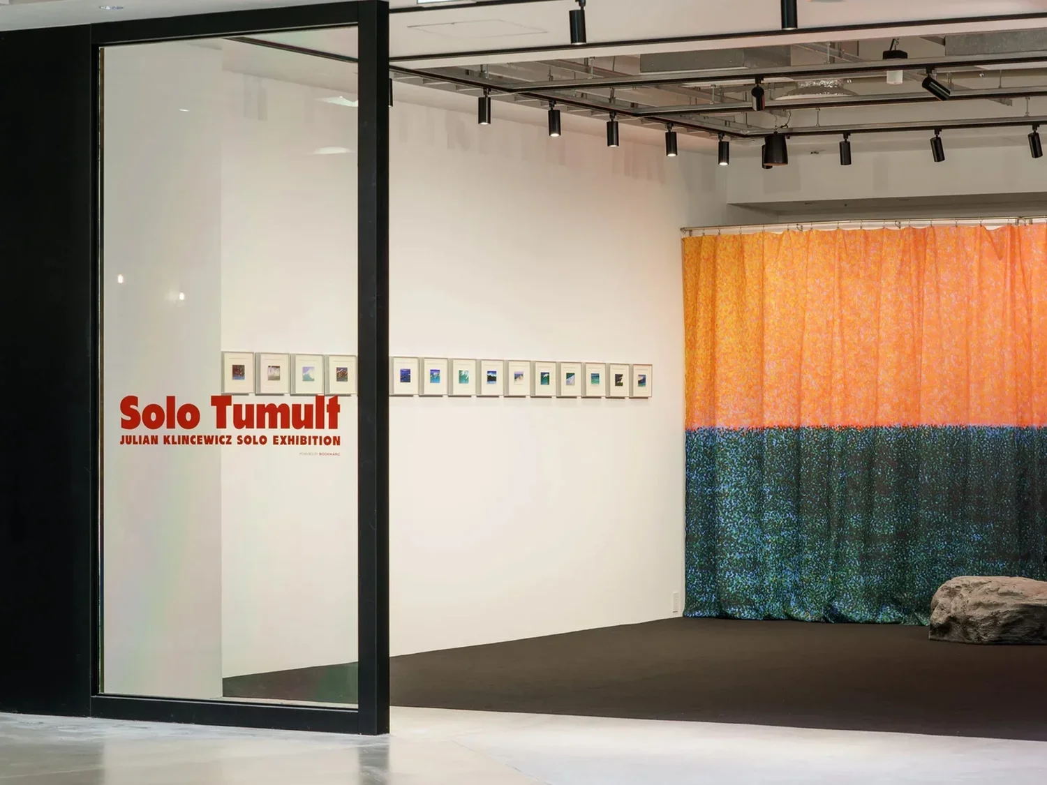 SOLO-TUMULT-JUKIAN-KLINCEWICZ-EXHIBITION-BOOKMARC-00.webp