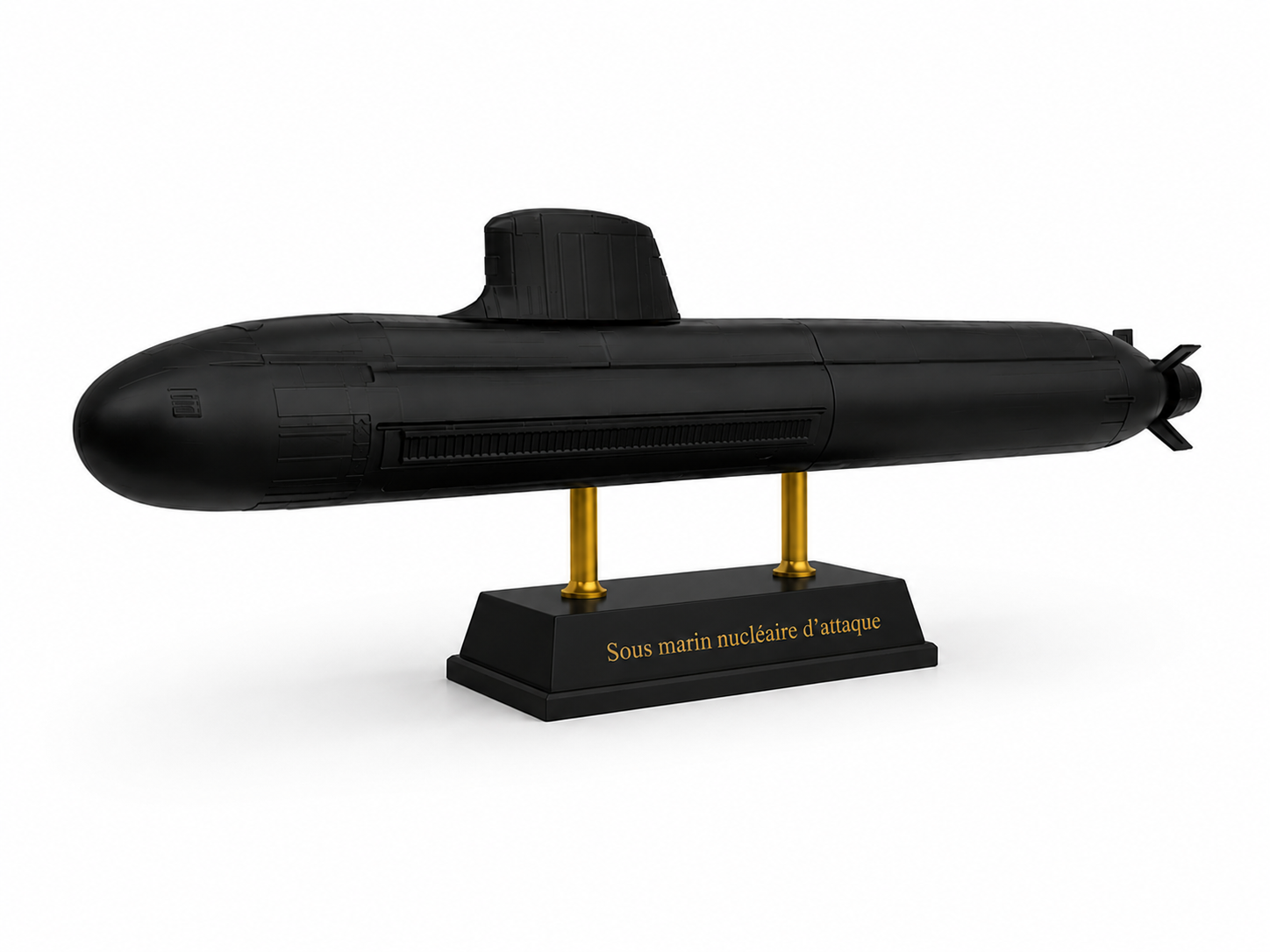 Modèle réduit d'un sous-marin nucléaire d'attaque noir sur un socle avec label en français.