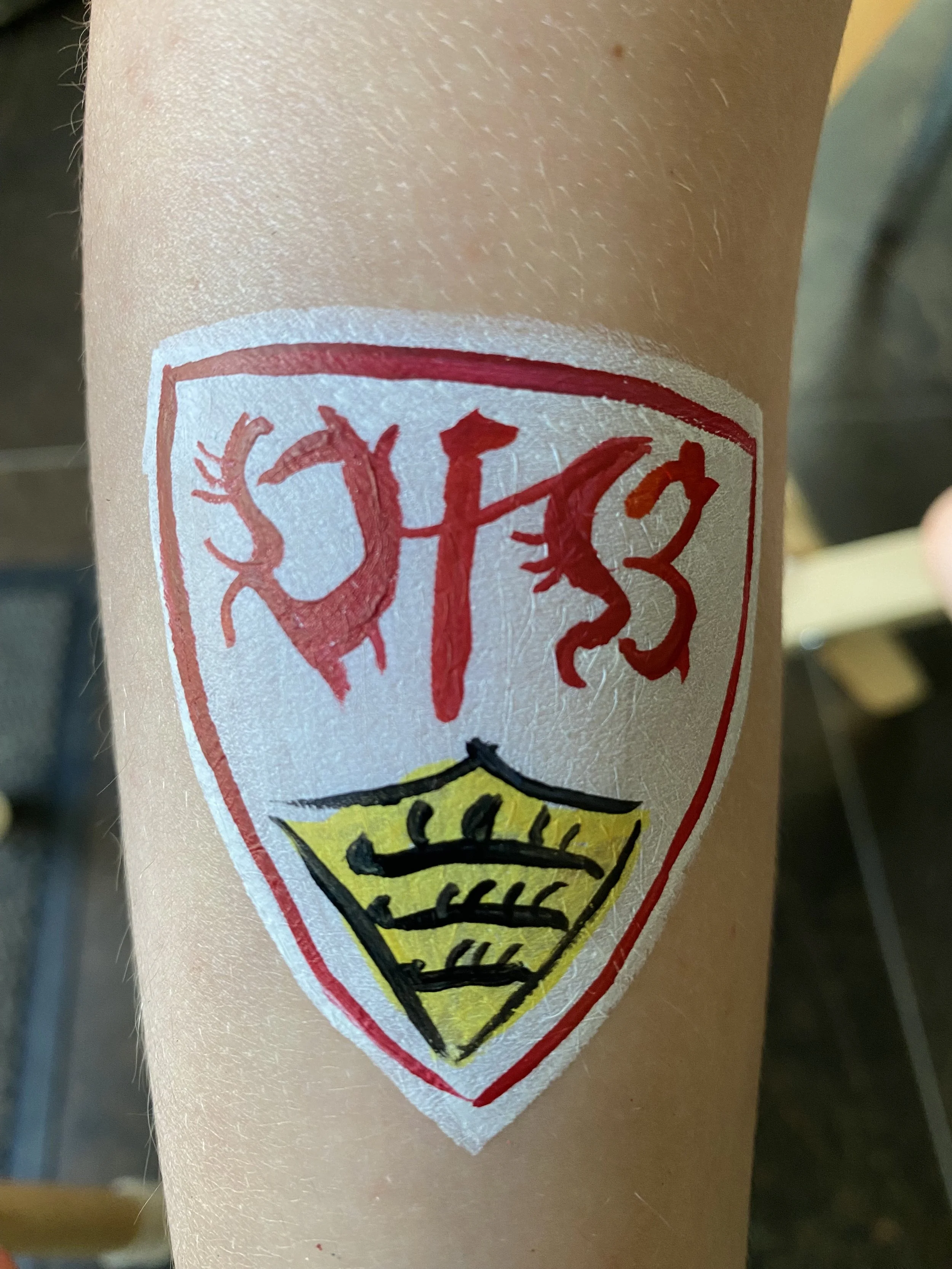 Kinderschmike in Stuttgart ein bemaltes VfB Wappen Zeichen von der Lieblings Fußballmannschaft.